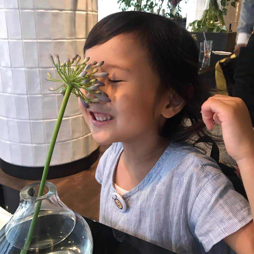 橋本麗香さんのインスタグラム写真 - (橋本麗香Instagram)「4歳になると、 色々お話も理解出来る様になって来て マミーも益々厳しくなってしまうけど😅 キミのその感性は壊さない様に 最大限努力しているよ この世を楽しくサバイブして行ける様に🦸🏼‍♀️✨ 社会性と人間力を共に育んで行きたいと思っています🤓😎 キミを通して学びの連続です ありがとう ． #ユーモアのセンス最高 🤣 #楽しみ上手 #私の先生 #共に成長 #きゃーちゃん0219  #ファンタジスタコメディアン」7月2日 11時37分 - reikamaria