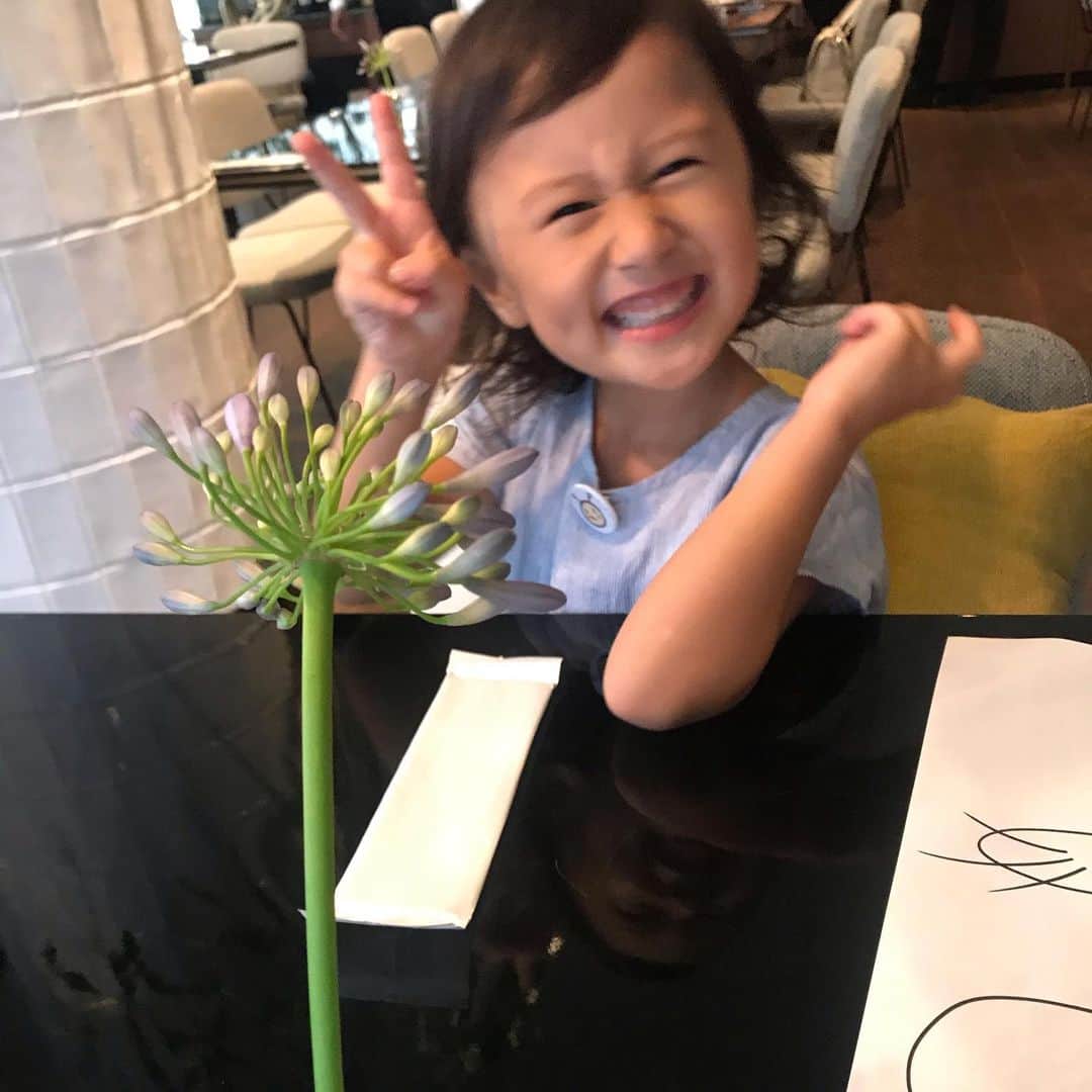 橋本麗香さんのインスタグラム写真 - (橋本麗香Instagram)「4歳になると、 色々お話も理解出来る様になって来て マミーも益々厳しくなってしまうけど😅 キミのその感性は壊さない様に 最大限努力しているよ この世を楽しくサバイブして行ける様に🦸🏼‍♀️✨ 社会性と人間力を共に育んで行きたいと思っています🤓😎 キミを通して学びの連続です ありがとう ． #ユーモアのセンス最高 🤣 #楽しみ上手 #私の先生 #共に成長 #きゃーちゃん0219  #ファンタジスタコメディアン」7月2日 11時37分 - reikamaria