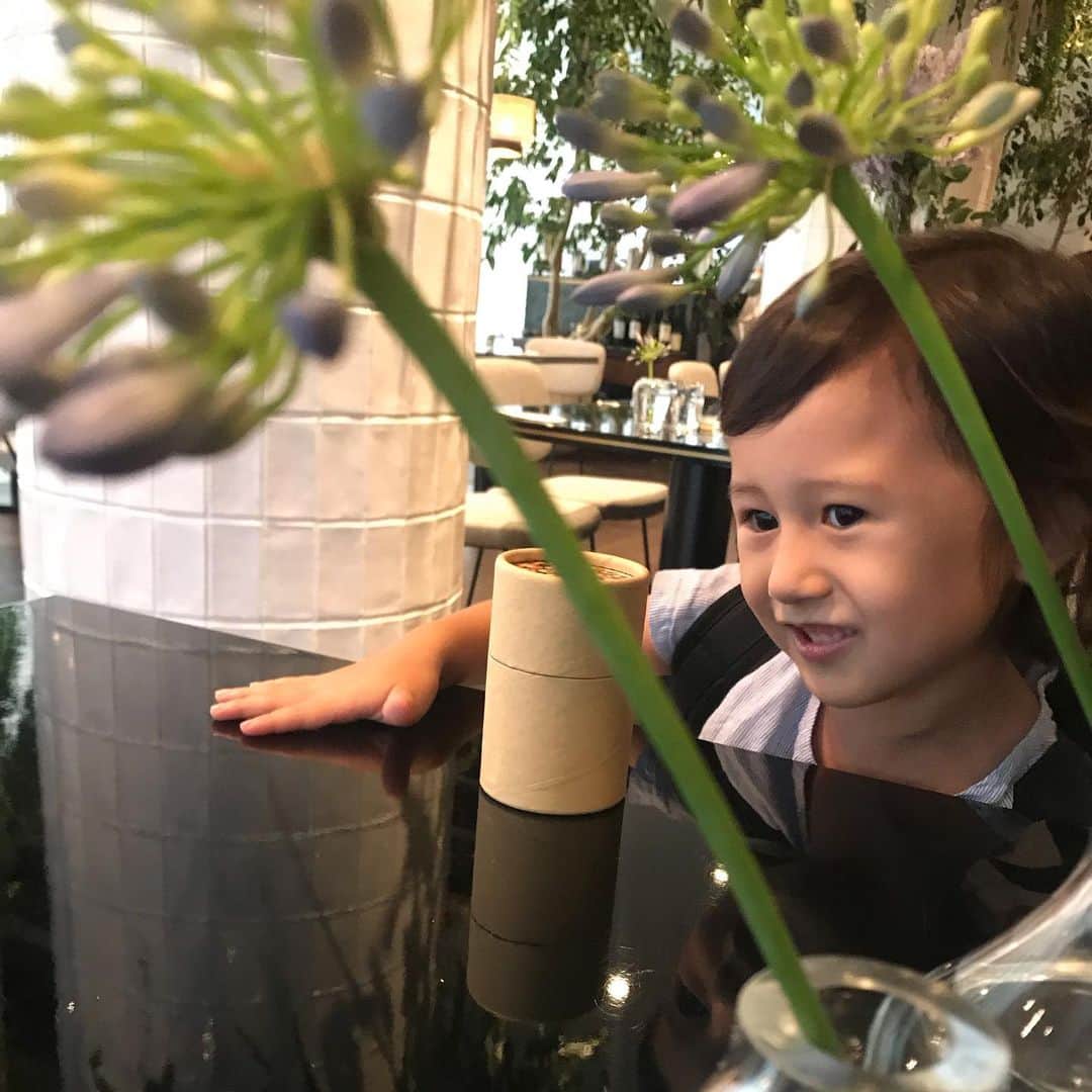 橋本麗香さんのインスタグラム写真 - (橋本麗香Instagram)「4歳になると、 色々お話も理解出来る様になって来て マミーも益々厳しくなってしまうけど😅 キミのその感性は壊さない様に 最大限努力しているよ この世を楽しくサバイブして行ける様に🦸🏼‍♀️✨ 社会性と人間力を共に育んで行きたいと思っています🤓😎 キミを通して学びの連続です ありがとう ． #ユーモアのセンス最高 🤣 #楽しみ上手 #私の先生 #共に成長 #きゃーちゃん0219  #ファンタジスタコメディアン」7月2日 11時37分 - reikamaria