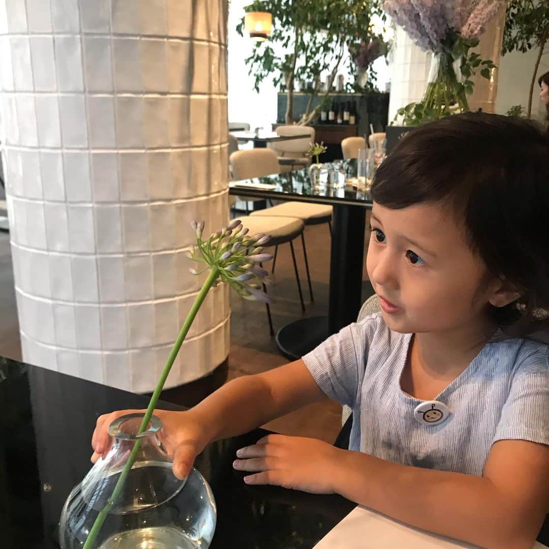 橋本麗香のインスタグラム：「4歳になると、 色々お話も理解出来る様になって来て マミーも益々厳しくなってしまうけど😅 キミのその感性は壊さない様に 最大限努力しているよ この世を楽しくサバイブして行ける様に🦸🏼‍♀️✨ 社会性と人間力を共に育んで行きたいと思っています🤓😎 キミを通して学びの連続です ありがとう ． #ユーモアのセンス最高 🤣 #楽しみ上手 #私の先生 #共に成長 #きゃーちゃん0219  #ファンタジスタコメディアン」