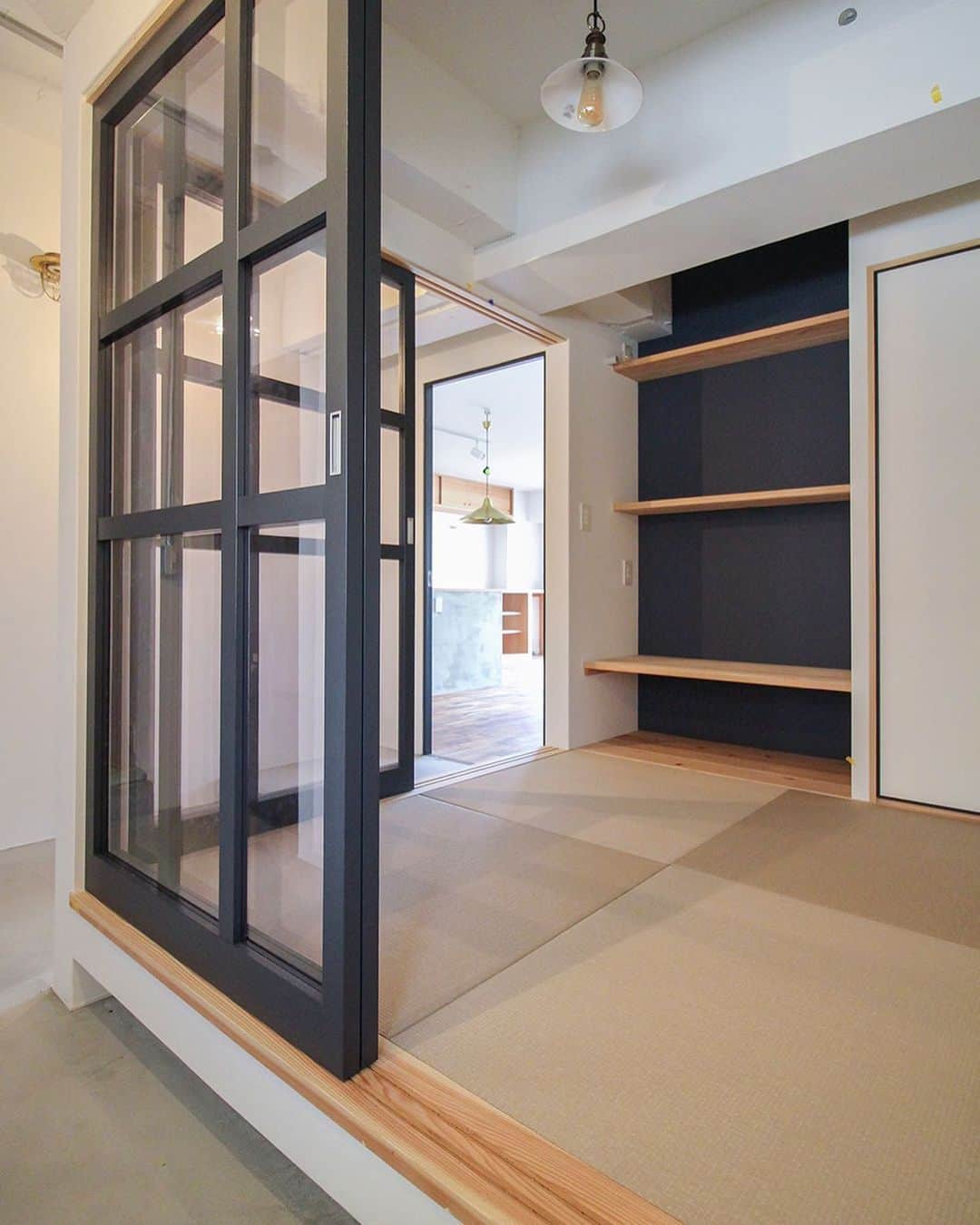 takanohomeさんのインスタグラム写真 - (takanohomeInstagram)「【マンションリノベ】 アクセントクロスが効いていて、キリッとした和のスペース。リビングとは、ひと味違った心地で、過ごせそうです。現代的で、ユニークな和室を作るのも、楽しいですね！  #タカノホーム#takanohome#福岡#注文住宅#新築#リノベーション#リフォーム#不動産#工務店#自然素材#家#家づくり#住まい#建築#デザイン#住宅#無垢材#暮らし#インテリア#house#home#architecture#design#myhome#interior#マンションリノベーション#土間玄関#畳#和室」7月2日 11時41分 - takanohome