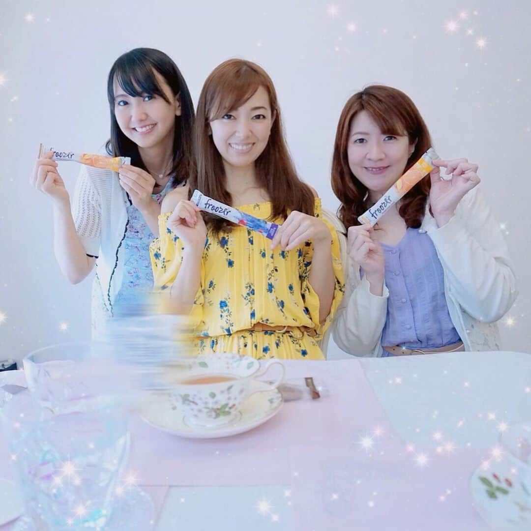 のインスタグラム：「* この前 お友達とお料理会 🍽した時に  @eedun さんの  #froozer をスイーツにいただきました🍨❤️ *  遺伝仕組換えでない自然のままのフルーツを使い、砂糖や水も不使用で 1本あたりのカロリーは37kcal以下で美味しいしヘルシー❤️ *  １日に必要なビタミン10〜25%補えるのも嬉しい♥️ これから蒸し暑くなるので冷凍庫にストックしてます🌼 *  オレンジとグレープの2種類なんですが 当日の衣装 👗が正にドンピシャ❣️🎉 🤗何の打ち合わせもしてなかったのに凄い❣️♥️❤️💗 * * @eedun  #froozer #eedun #フルーザー #pr」