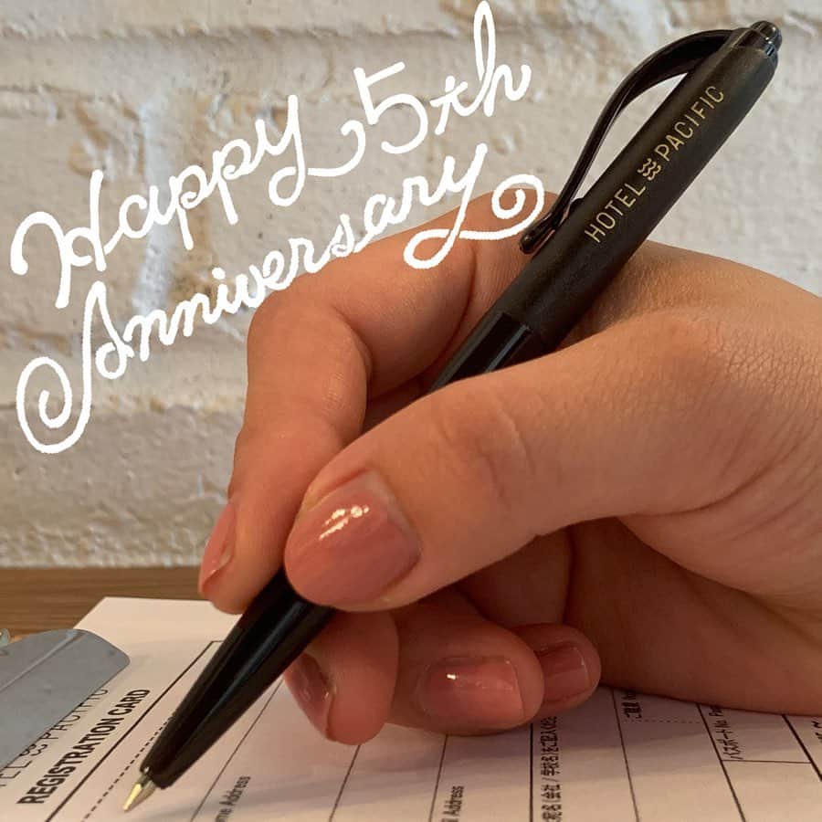 ホテルパシフィック金沢さんのインスタグラム写真 - (ホテルパシフィック金沢Instagram)「. 【Happy 5th Anniversary 】 . . ど〜も！みなさま こんにちは。 . ホテルパシフィック金沢 杉野です。 . . 報告が遅れてしまいましたが、去る6/22に、当館はグランドオープンから丸5年を迎えました〜!! . . これもひとえに皆様方の温かいご支援とご愛顧の賜物と 深く感謝しております m(u_u)m . .  そこで開業5周年を記念いたしまして、いつも当館をご利用くださっているみなさまへ感謝の気持ちを込めて 今年はオリジナルボールペンをご用意させていただきました〜‼︎ . . ご宿泊利用のお客様を対象に お会計時にプレゼントさせていただきます。 . これからも、皆様に愛されるホテルを目指し、お客様 お一人 お一人のご要望にお応えできるようスタッフ一同 心を込めたおもてなしに努めてまいりますので今後とも ホテルパシフィック金沢をどうぞ 宜しくお願い申し上げます。. .  #hotelpacific #hotelpacifickanazawa #ホテルパシフィック #ホテルパシフィック金沢 #anniversary #周年 #anniversarygift #ホテル #hotel #japan #jpn #石川 #ishikawa #金沢 #kanazawa #旅行 #一人旅 #家族旅行 #travel  #instatravel #renovation  #リノベーション #renovationhotel #タイポグラフィ #typography #カリグラフィ #Calligraphy #lettering」7月2日 11時54分 - hotel_pacific_kanazawa