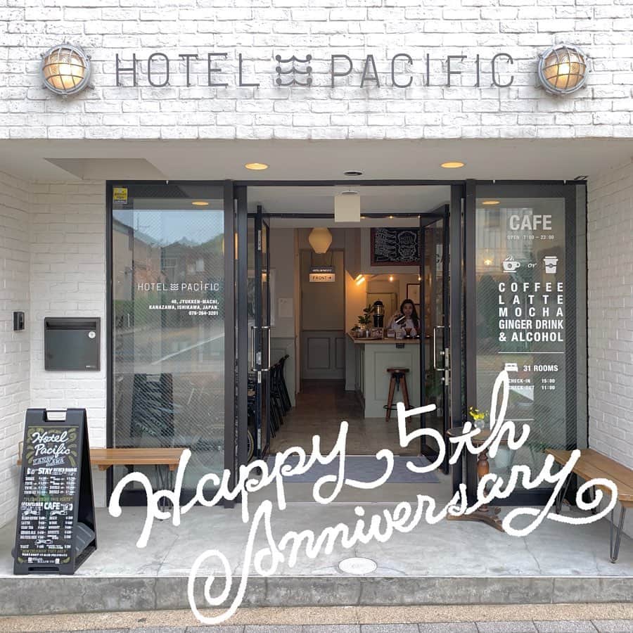 ホテルパシフィック金沢さんのインスタグラム写真 - (ホテルパシフィック金沢Instagram)「. 【Happy 5th Anniversary 】 . . ど〜も！みなさま こんにちは。 . ホテルパシフィック金沢 杉野です。 . . 報告が遅れてしまいましたが、去る6/22に、当館はグランドオープンから丸5年を迎えました〜!! . . これもひとえに皆様方の温かいご支援とご愛顧の賜物と 深く感謝しております m(u_u)m . .  そこで開業5周年を記念いたしまして、いつも当館をご利用くださっているみなさまへ感謝の気持ちを込めて 今年はオリジナルボールペンをご用意させていただきました〜‼︎ . . ご宿泊利用のお客様を対象に お会計時にプレゼントさせていただきます。 . これからも、皆様に愛されるホテルを目指し、お客様 お一人 お一人のご要望にお応えできるようスタッフ一同 心を込めたおもてなしに努めてまいりますので今後とも ホテルパシフィック金沢をどうぞ 宜しくお願い申し上げます。. .  #hotelpacific #hotelpacifickanazawa #ホテルパシフィック #ホテルパシフィック金沢 #anniversary #周年 #anniversarygift #ホテル #hotel #japan #jpn #石川 #ishikawa #金沢 #kanazawa #旅行 #一人旅 #家族旅行 #travel  #instatravel #renovation  #リノベーション #renovationhotel #タイポグラフィ #typography #カリグラフィ #Calligraphy #lettering」7月2日 11時54分 - hotel_pacific_kanazawa