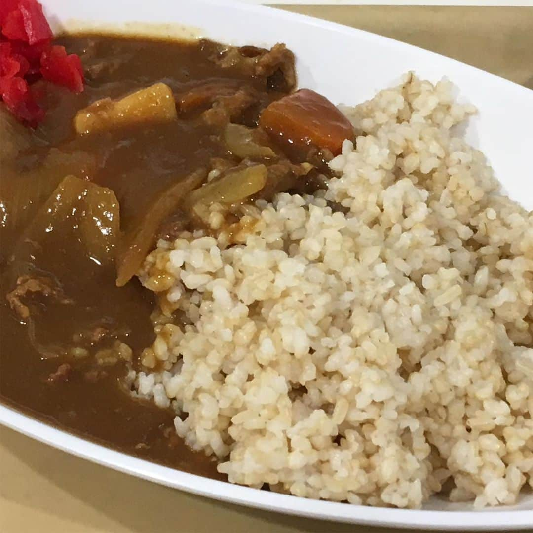 柳家さん生さんのインスタグラム写真 - (柳家さん生Instagram)「7/2昼ご飯だぁ〜鬱金充填にてお馴染みの新宿区役所食堂の玄米の野菜ごろごろポークカレー🍛450円🍛  #さん生 #ポークカレー #野菜ごろごろ #玄米」7月2日 11時54分 - waraiguma1957