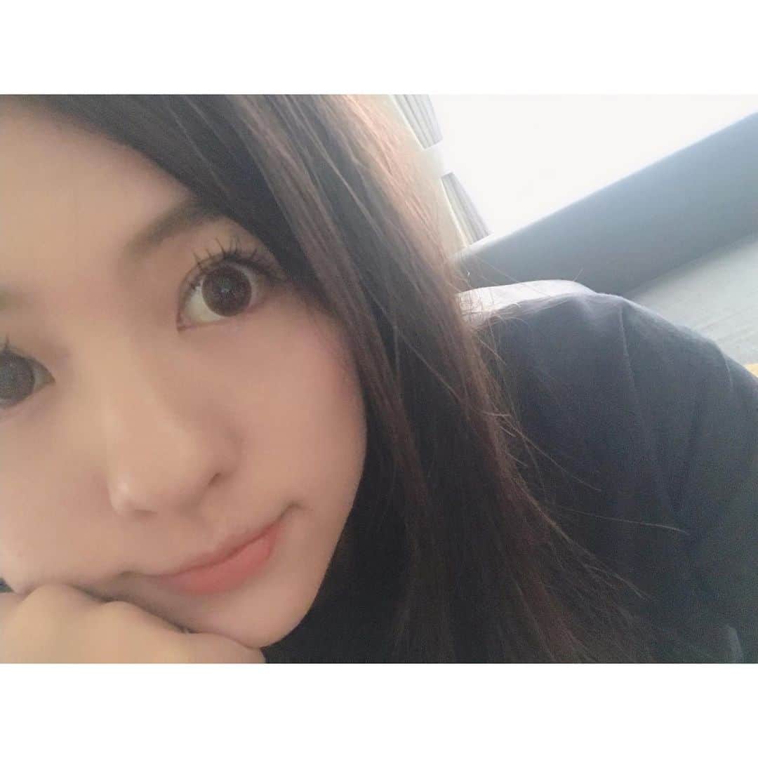 のインスタグラム：「しばらくマツエク難民だった私…行きたい時に予約が取りやすくて、近場で、お値段もお手頃で、持ちが良くて、お店の雰囲気やスタッフさんとの相性も良いに越したことない…〝ここだー‼️〟ってところを探していたのだけど…やっと見つけた🤤✨ ・  3週間過ぎてもしっかり残ってる‼️ ・ 平日忙しい朝の3分メイクは、マツエクありきの4点セットが私の基本🙏  #ママメイク #3分メイク #マツエク必須 #マツエク #MONA #調布駅前 #フェイスパウダー #チーク#眉毛マスカラ #色付きリップ #💄#育児中メイク」
