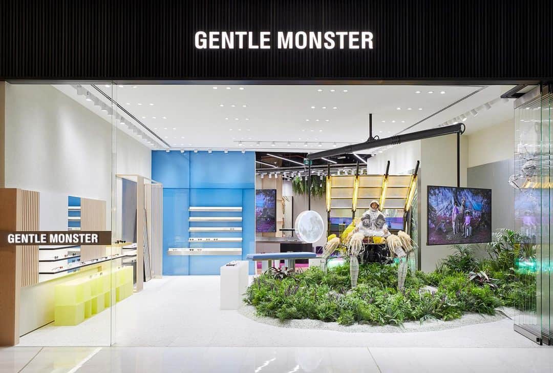 GENTLE MONSTERさんのインスタグラム写真 - (GENTLE MONSTERInstagram)「[GENTLE MONSTER DUBAI] Introducing Gentle Monster's first flagship store in the Middle East, located in the world famous The Dubai Mall. Experience our imaginative world unfolding the theme of ‘future farms’ ⠀⠀ ⠀⠀⠀ 세계적인 규모의 두바이몰에 위치한 젠틀몬스터의 첫 중동 플래그십 스토어를 공개합니다. ‘미래 농장’이라는 주제로 풀어낸 공간 속에서 젠틀몬스터 만의 상상력과 세계관을 경험해보세요.⠀⠀⠀ ⠀ ⠀ ⠀⠀⠀ ⠀⠀ ⠀⠀⠀ 📍The Dubai Mall, GF 069, Sheikh Mohammed Bin Rashid Boulevard, Downtown Dubai, Dubai, UAE ⠀⠀⠀ #GentleMonster #GentleMonsterME #GentleMonsterDubai #TheDubaiMall」7月2日 12時05分 - gentlemonster