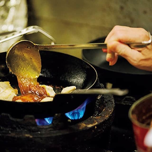 東京カレンダーさんのインスタグラム写真 - (東京カレンダーInstagram)「さっぱりした鶏肉と爽やかな生姜ダレで、箸が止まらない「鳥生姜焼定食」。鶏の柔らかさは絶妙な火加減の賜物。 #東京カレンダー #東カレ #tokyocalendar #lunch #肉 #生姜焼き #定食 #代々木上原 #とんかつ竹乃 #竹乃 #鳥生姜焼定食」7月2日 12時05分 - tokyocalendar