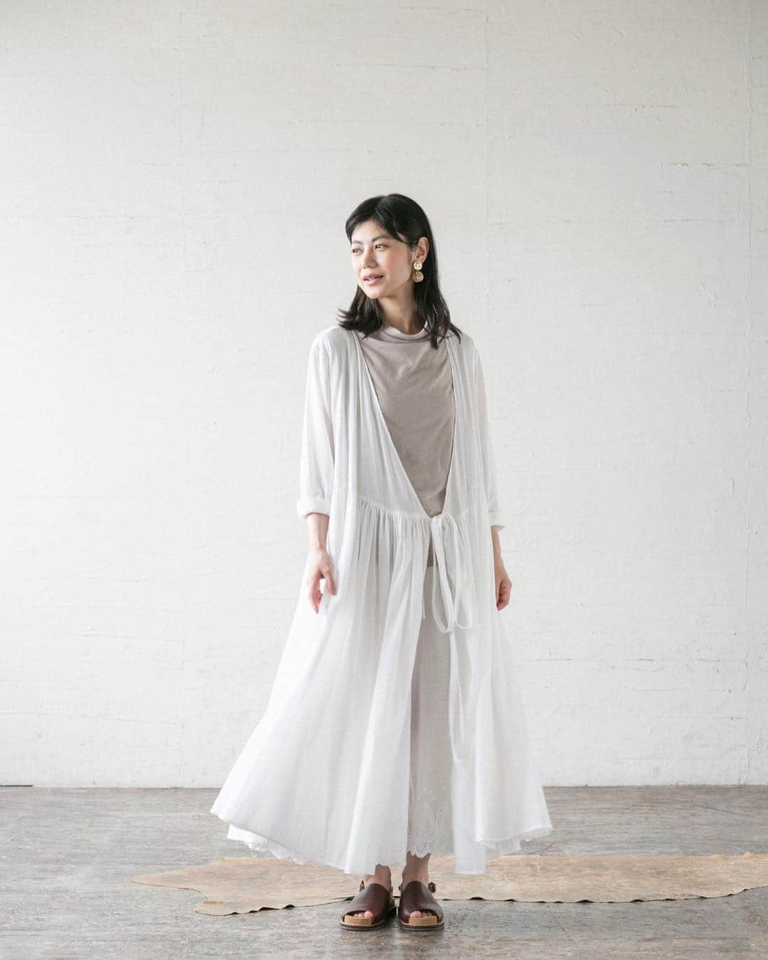 ナチュランさんのインスタグラム写真 - (ナチュランInstagram)「着こなし広がる【 Cassure 】カシュクールワンピース﻿﻿ ﻿﻿ ナチュランオリジナルブランド「Cassure」から、さまざまな着こなしに合うカシュクールワンピースの着こなしをご提案します。﻿﻿ 華やかさとモードさも併せ持った、ワードローブに持っておきたいアイテムです。﻿﻿ ﻿﻿ ﻿﻿ -----------﻿ ■カシュクールワンピース﻿﻿ (B・オフホワイト)［GWS-2A27-0529-B］﻿﻿ (A・ブラック)カシュクールワンピース［GWS-2A27-0529-A］﻿﻿ カシュクールワンピースのように着こなしたり、はおりのように着こなしたり2パターンのスタイルが楽しめる便利なワンピース﻿。﻿ ﻿﻿ ﻿﻿ ------------------------------﻿ ﻿﻿ ▶️お買いものは写真内のタグをタップしてくださいね。またはプロフィールからもリンクしています。→@natulan_official﻿ ﻿﻿ ▶️写真内のタグは、販売中でも消えている場合がございます。ぜひ、ナチュランの検索窓から、商品コード又は商品名を、検索してみてくださいね。﻿ ﻿﻿ ▶️プロフィール画面では、季節のおすすめ商品や、再入荷情報をご紹介しています。ぜひ、ご覧くださいませ。→@natulan_official﻿ ﻿﻿ -----------﻿ #lifewear #fashion #今日のコーデ #コーディネート #ファッション #ナチュラル #ナチュラン #natulan #日々の暮らし #暮らしを楽しむ #シンプルライフ #シンプルコーデ #シンプル #夏コーデ #大人女子 #大人コーデ #ナチュラルコーデ  #2019春夏 #Cassure #カシュール #カシュクールワンピース @izuuumixxx」7月2日 12時01分 - natulan_official