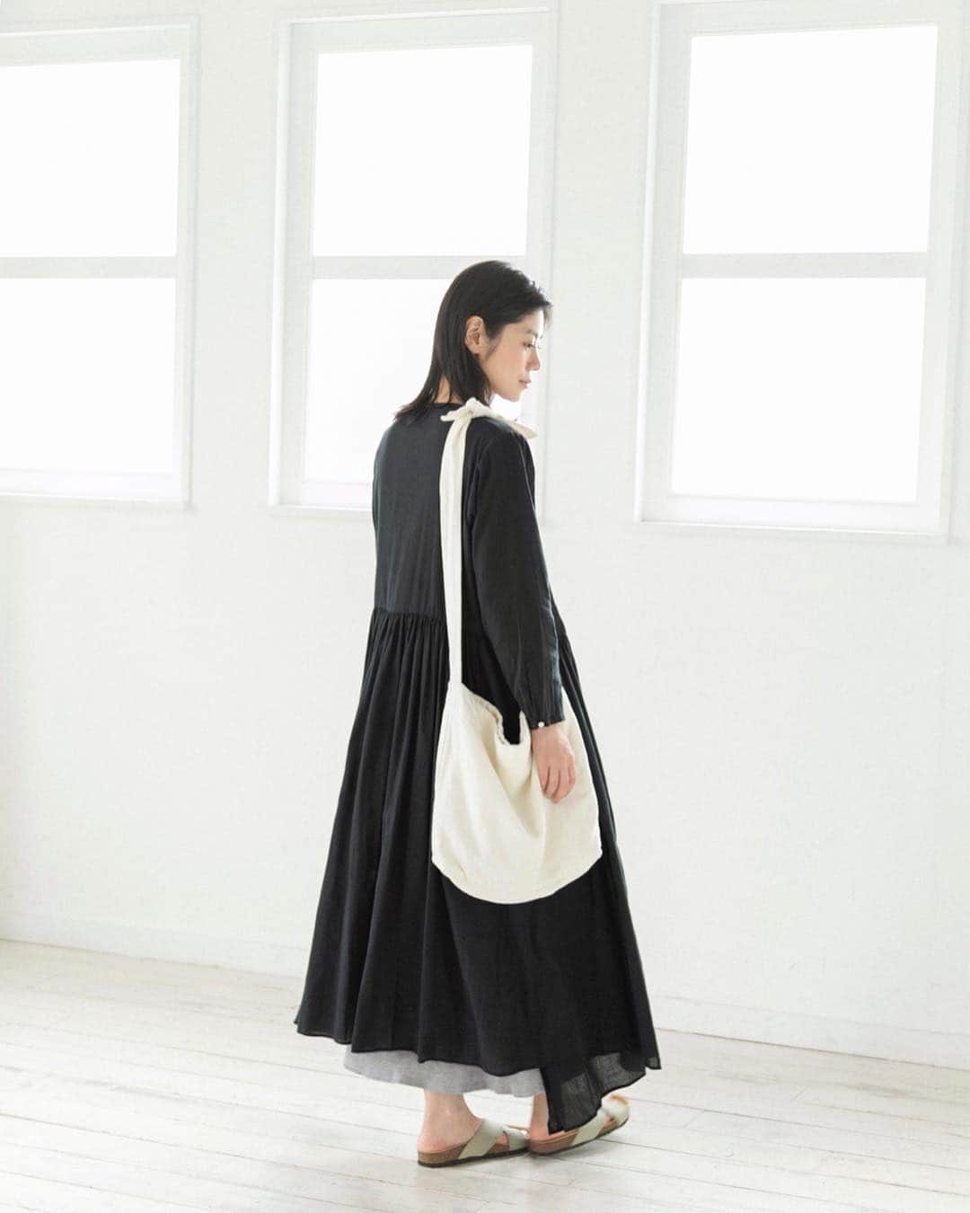 ナチュランさんのインスタグラム写真 - (ナチュランInstagram)「着こなし広がる【 Cassure 】カシュクールワンピース﻿﻿ ﻿﻿ ナチュランオリジナルブランド「Cassure」から、さまざまな着こなしに合うカシュクールワンピースの着こなしをご提案します。﻿﻿ 華やかさとモードさも併せ持った、ワードローブに持っておきたいアイテムです。﻿﻿ ﻿﻿ ﻿﻿ -----------﻿ ■カシュクールワンピース﻿﻿ (B・オフホワイト)［GWS-2A27-0529-B］﻿﻿ (A・ブラック)カシュクールワンピース［GWS-2A27-0529-A］﻿﻿ カシュクールワンピースのように着こなしたり、はおりのように着こなしたり2パターンのスタイルが楽しめる便利なワンピース﻿。﻿ ﻿﻿ ﻿﻿ ------------------------------﻿ ﻿﻿ ▶️お買いものは写真内のタグをタップしてくださいね。またはプロフィールからもリンクしています。→@natulan_official﻿ ﻿﻿ ▶️写真内のタグは、販売中でも消えている場合がございます。ぜひ、ナチュランの検索窓から、商品コード又は商品名を、検索してみてくださいね。﻿ ﻿﻿ ▶️プロフィール画面では、季節のおすすめ商品や、再入荷情報をご紹介しています。ぜひ、ご覧くださいませ。→@natulan_official﻿ ﻿﻿ -----------﻿ #lifewear #fashion #今日のコーデ #コーディネート #ファッション #ナチュラル #ナチュラン #natulan #日々の暮らし #暮らしを楽しむ #シンプルライフ #シンプルコーデ #シンプル #夏コーデ #大人女子 #大人コーデ #ナチュラルコーデ  #2019春夏 #Cassure #カシュール #カシュクールワンピース @izuuumixxx」7月2日 12時01分 - natulan_official