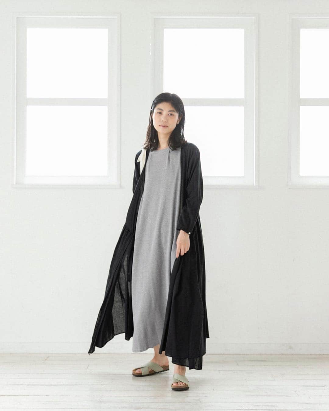 ナチュランさんのインスタグラム写真 - (ナチュランInstagram)「着こなし広がる【 Cassure 】カシュクールワンピース﻿﻿ ﻿﻿ ナチュランオリジナルブランド「Cassure」から、さまざまな着こなしに合うカシュクールワンピースの着こなしをご提案します。﻿﻿ 華やかさとモードさも併せ持った、ワードローブに持っておきたいアイテムです。﻿﻿ ﻿﻿ ﻿﻿ -----------﻿ ■カシュクールワンピース﻿﻿ (B・オフホワイト)［GWS-2A27-0529-B］﻿﻿ (A・ブラック)カシュクールワンピース［GWS-2A27-0529-A］﻿﻿ カシュクールワンピースのように着こなしたり、はおりのように着こなしたり2パターンのスタイルが楽しめる便利なワンピース﻿。﻿ ﻿﻿ ﻿﻿ ------------------------------﻿ ﻿﻿ ▶️お買いものは写真内のタグをタップしてくださいね。またはプロフィールからもリンクしています。→@natulan_official﻿ ﻿﻿ ▶️写真内のタグは、販売中でも消えている場合がございます。ぜひ、ナチュランの検索窓から、商品コード又は商品名を、検索してみてくださいね。﻿ ﻿﻿ ▶️プロフィール画面では、季節のおすすめ商品や、再入荷情報をご紹介しています。ぜひ、ご覧くださいませ。→@natulan_official﻿ ﻿﻿ -----------﻿ #lifewear #fashion #今日のコーデ #コーディネート #ファッション #ナチュラル #ナチュラン #natulan #日々の暮らし #暮らしを楽しむ #シンプルライフ #シンプルコーデ #シンプル #夏コーデ #大人女子 #大人コーデ #ナチュラルコーデ  #2019春夏 #Cassure #カシュール #カシュクールワンピース @izuuumixxx」7月2日 12時01分 - natulan_official