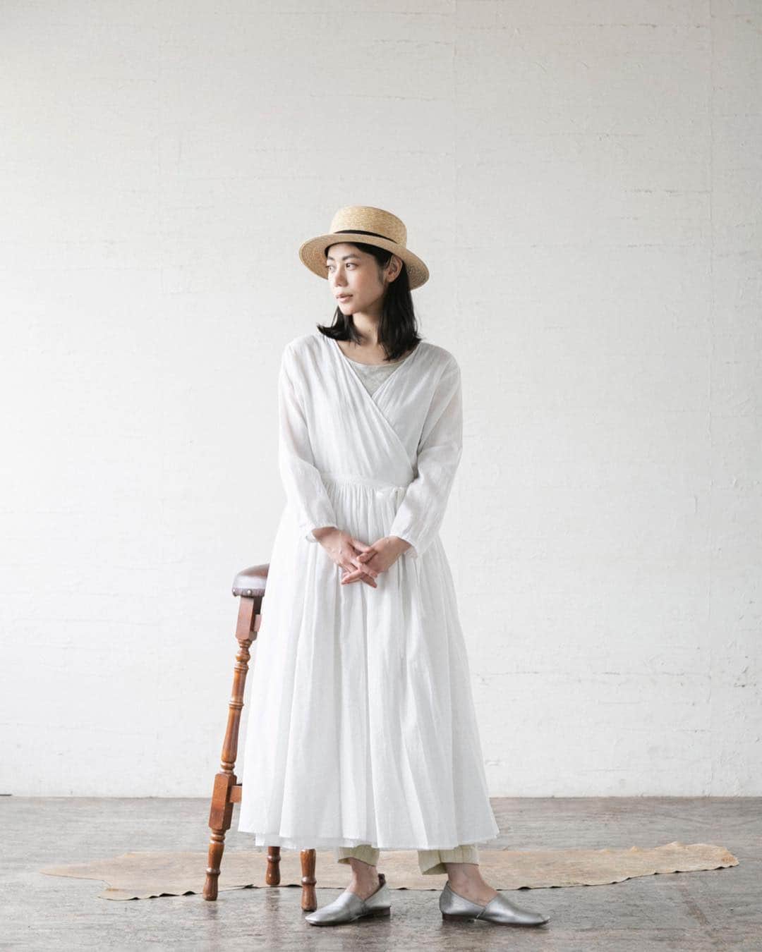 ナチュランさんのインスタグラム写真 - (ナチュランInstagram)「着こなし広がる【 Cassure 】カシュクールワンピース﻿﻿ ﻿﻿ ナチュランオリジナルブランド「Cassure」から、さまざまな着こなしに合うカシュクールワンピースの着こなしをご提案します。﻿﻿ 華やかさとモードさも併せ持った、ワードローブに持っておきたいアイテムです。﻿﻿ ﻿﻿ ﻿﻿ -----------﻿ ■カシュクールワンピース﻿﻿ (B・オフホワイト)［GWS-2A27-0529-B］﻿﻿ (A・ブラック)カシュクールワンピース［GWS-2A27-0529-A］﻿﻿ カシュクールワンピースのように着こなしたり、はおりのように着こなしたり2パターンのスタイルが楽しめる便利なワンピース﻿。﻿ ﻿﻿ ﻿﻿ ------------------------------﻿ ﻿﻿ ▶️お買いものは写真内のタグをタップしてくださいね。またはプロフィールからもリンクしています。→@natulan_official﻿ ﻿﻿ ▶️写真内のタグは、販売中でも消えている場合がございます。ぜひ、ナチュランの検索窓から、商品コード又は商品名を、検索してみてくださいね。﻿ ﻿﻿ ▶️プロフィール画面では、季節のおすすめ商品や、再入荷情報をご紹介しています。ぜひ、ご覧くださいませ。→@natulan_official﻿ ﻿﻿ -----------﻿ #lifewear #fashion #今日のコーデ #コーディネート #ファッション #ナチュラル #ナチュラン #natulan #日々の暮らし #暮らしを楽しむ #シンプルライフ #シンプルコーデ #シンプル #夏コーデ #大人女子 #大人コーデ #ナチュラルコーデ  #2019春夏 #Cassure #カシュール #カシュクールワンピース @izuuumixxx」7月2日 12時01分 - natulan_official