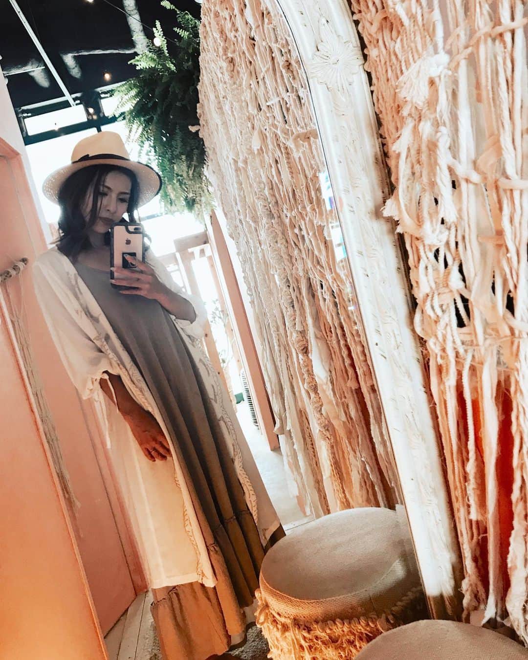 高橋菜摘のインスタグラム：「. 去年妊婦の時にGETした服を着る楽しみ。 このワンピは @searoomlynn_official 🐚 色味とシルエットが可愛い！ 妊婦で着れる服多かったなぁ🤰 夏はシールームのブラトップ付けてる♡ ベージュばっかり着てる今年。」