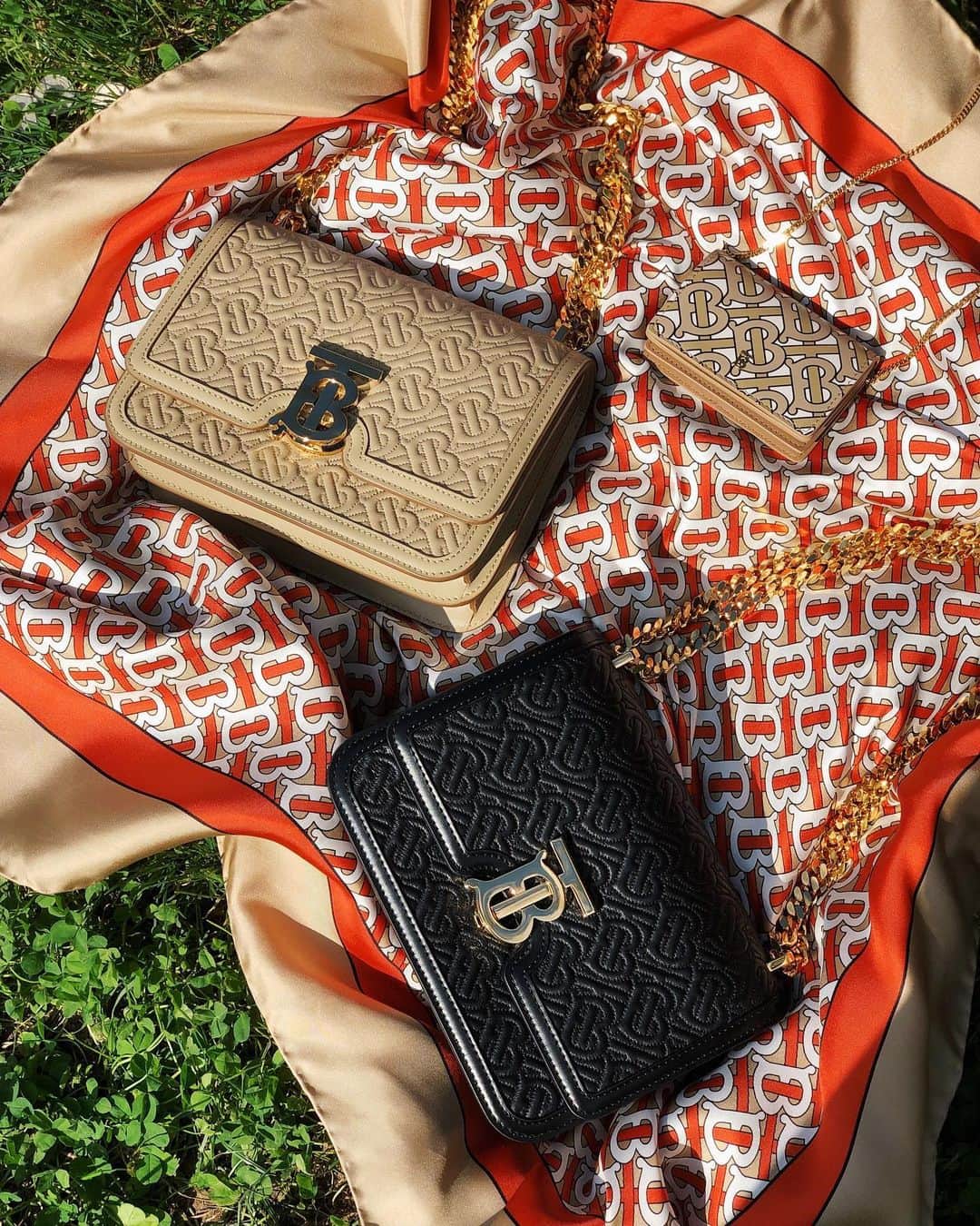 Bergdorf Goodmanさんのインスタグラム写真 - (Bergdorf GoodmanInstagram)「PICNIC PERFECT 🖤 @burberry’s brand new TB bags, designed by Creative Director @riccardotisci17, have landed at BG. Adorned with the Thomas Burberry Monogram, these bags pay homage to the fashion house’s founder and are available now in multiple sizes and colors in store on our Main Floor and online at BG.com. #TheTBbag #ThomasBurberryMonogram #BGInTheBag」7月2日 12時02分 - bergdorfs