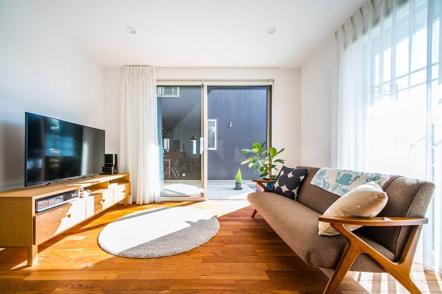 ルポハウス一級建築士事務所さんのインスタグラム写真 - (ルポハウス一級建築士事務所Instagram)「・ ・  中庭を通じて豊かな光が注ぎ込まれるリビング。 ・ ブラックチェリーの床は、季節が変わる度に温かな色味が加わり、飴色への変化を楽しめます。 ・ ・ ・ 𓐌𓐌𓐌𓐌𓐌𓐌𓐌𓐌𓐌𓐌𓐌𓐌𓐌𓐌𓐌𓐌𓐌𓐌  ルポハウスの施工事例はこちらまで☞ @reposhouse  𓐌𓐌𓐌𓐌𓐌𓐌𓐌𓐌𓐌𓐌𓐌𓐌𓐌𓐌𓐌𓐌𓐌𓐌 #ルポハウス は#ちょっとかっこいい家 を"友人のために" という思いでつくっています。 一生に一度の#マイホーム。 「あなたにしかできない」×「ルポハウスだからできる」で、 私たちだけの#家づくり を思いっきり楽しんでみませんか？！ ・ ・ ・ #住宅 #注文住宅 #新築一戸建て #デザイナーズ住宅  #一級建築士事務所 #設計事務所  #滋賀県大津市 #滋賀県草津市 #滋賀県栗東市 #滋賀県近江八幡市 #リビングインテリア #アメリカンブラックチェリー #無垢フローリング #ブラックチェリー材 #インテリアグリーンのある暮らし」7月2日 12時02分 - reposhouse