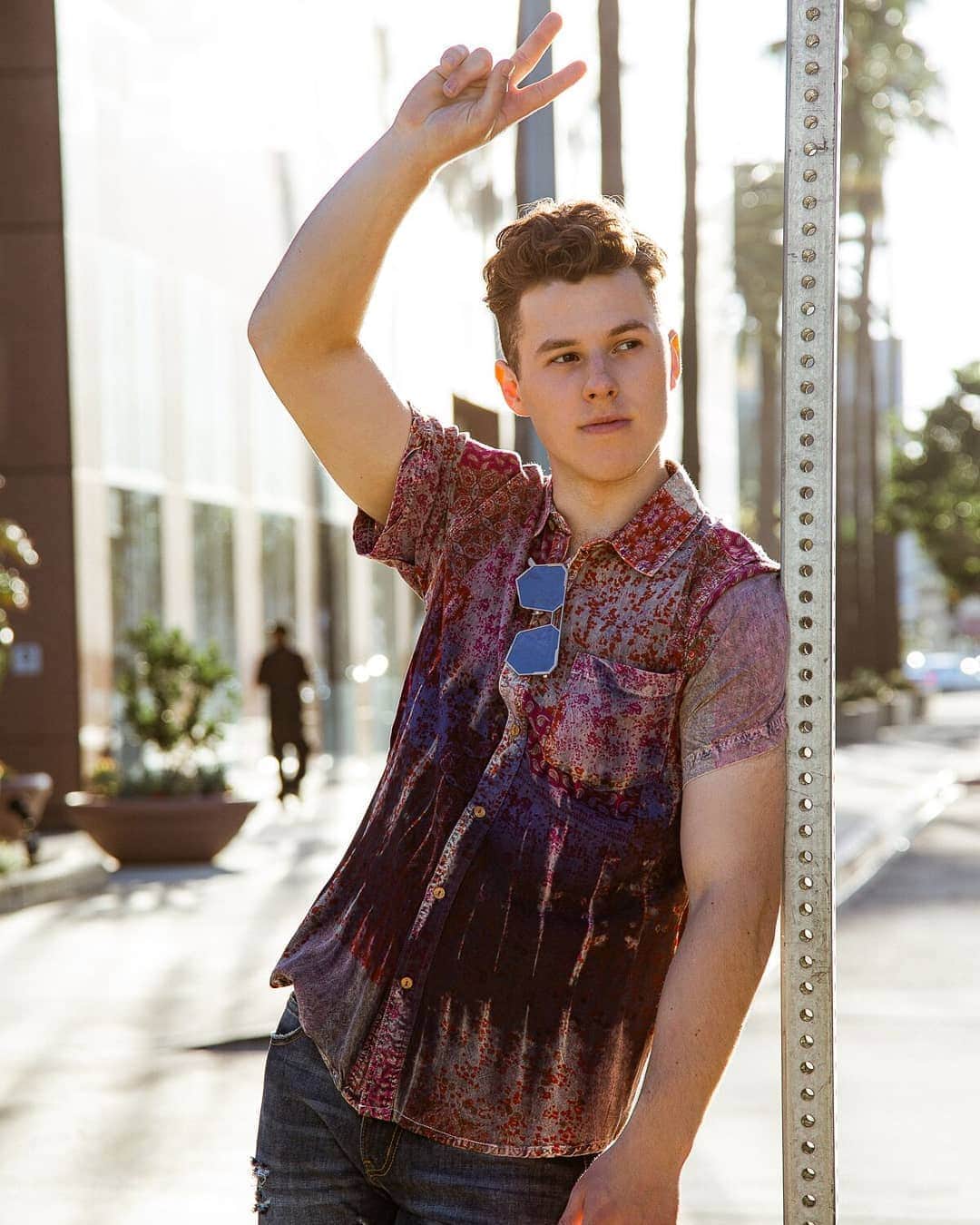 Nolan Gouldのインスタグラム：「What? I always casually lean against street signs and throw peace signs at imaginary passersby. While a professional photographer shoots.  @alexclough.style @theragaman」