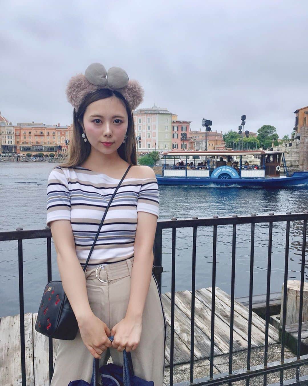 西村季里子のインスタグラム：「・ お泊りディズニーして、 次の日はシーに行ってきた🐻🎀 シーの雰囲気って 海外の街並みっぽくて好きー🕌✨✨ 七夕の短冊も書いてきた🎋 願い事叶いますように〜🙏🏻💫 ・ #disney #disneysea #tokyodisneysea  #disneyresort #tokyodisneyresort  #ディズニー#ディズニーシー#東京ディズニーシー #舞浜#ミッキー#ミッキーマウス#mickey  #カチューシャ#ダッフィー#シェリーメイ  #ディズニーコーデ#emoda#オフショル #ツーデイズ#お泊りディズニー #七夕#限定#短冊#願い事 #インスタ映え #インスタ映えスポット #映え #follow#followme」