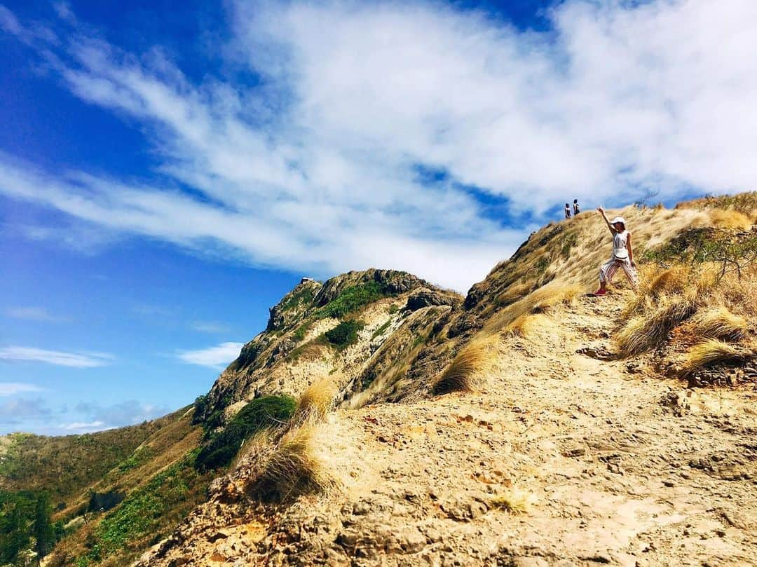 相川友希さんのインスタグラム写真 - (相川友希Instagram)「ハイク⛰ #散歩 #ピルボックス #ハワイ #こーゆうの好き #ココヘッドは断念 #元気 ＃重たいものは持てないけど体力ある #自信 #大自然 #ぽい #空が近い ゆうきを探せ♪」7月2日 12時15分 - yuki923a