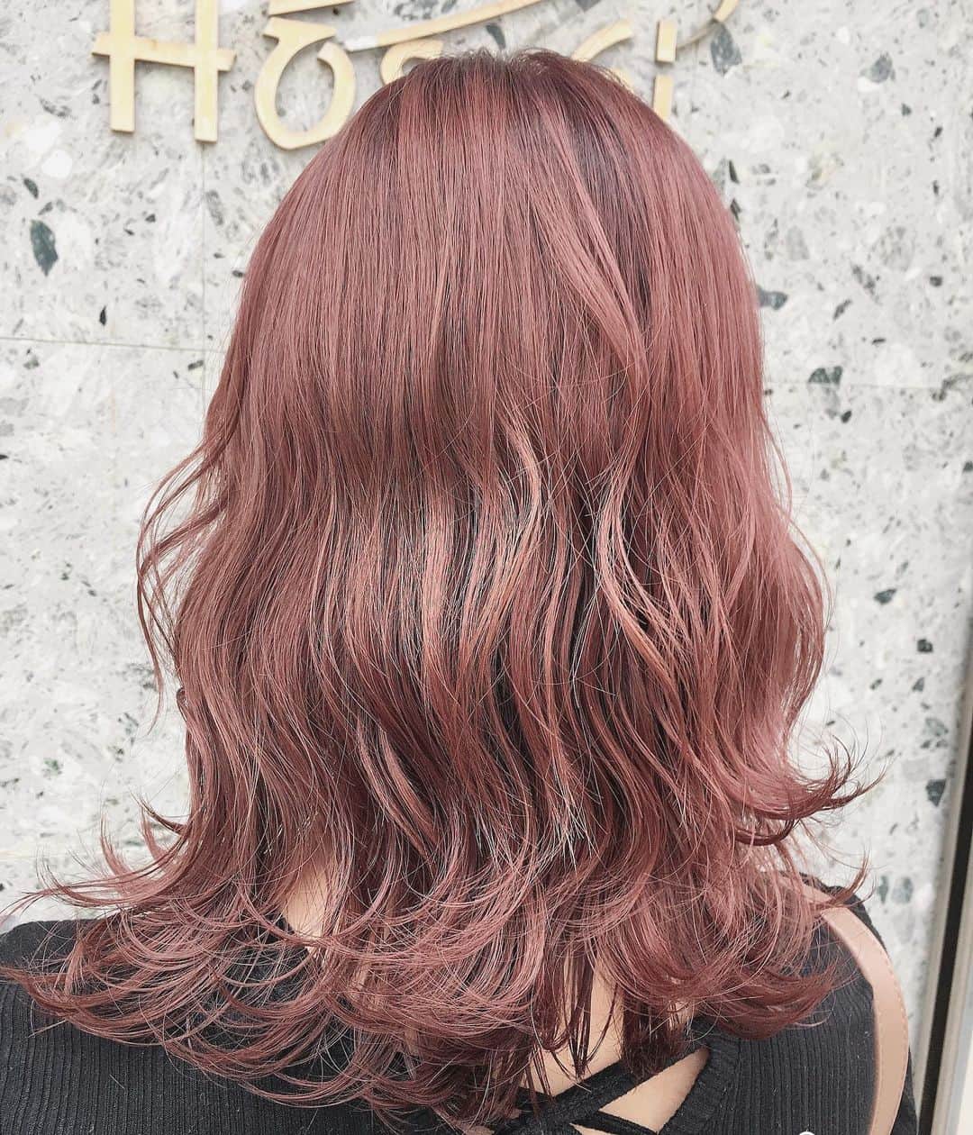大石亜里紗のインスタグラム：「. . –––––––––––––––––––––––––––– . 1breach🐄pink color . . 柔らかいハイトーンカラー お任せください🦔🌿✨ DM・☎︎からのご予約がおススメ🌻 . –––––––––––––––––––––––––––– . . #crea_arisa 大人気のおススメカラー🌿 #ミルクたっぷりカラー🥛 . 色素薄い外国人のような 赤味のないカラーなら お任せください👩🏼💐 . . #ミルクティーベージュ #ミルクティーカラー #ミルクティーアッシュ #ミルクティー色 #ミルクティーグレージュ #シースルーカラー #パールピンク #ピンクアッシュ #痛まないブリーチ #ケアブリーチ #クリーミーベージュ #ハイライトカラー #ハイトーンカラー #グラデーションカラー #バレイヤージュカラー #色素薄い  #シアカラー  #透明感カラー得意  #マットアッシュ #赤み消しカラー #マットカラー #w3dカラー #3dカラー #mery #hpb_hair #lala_hair」