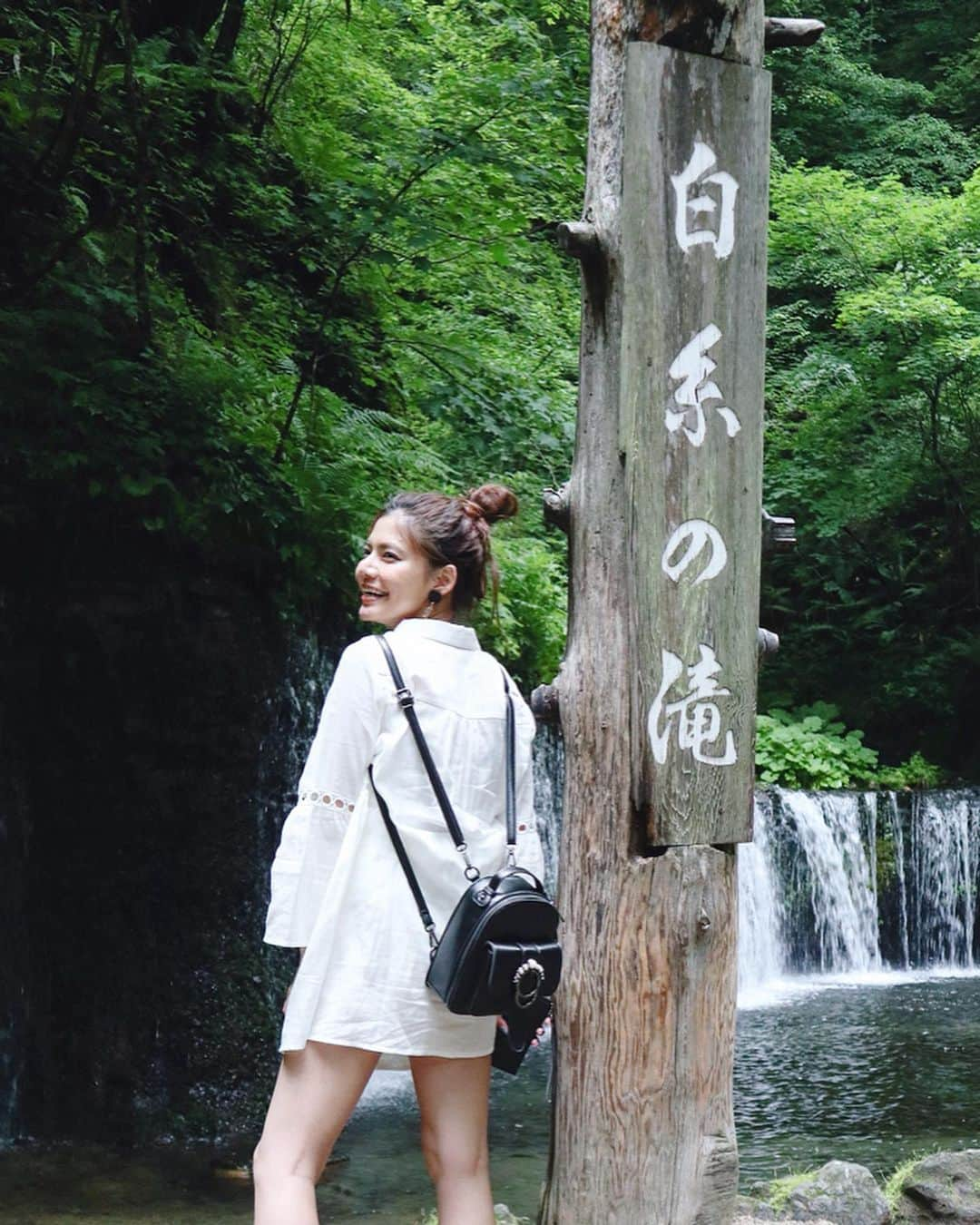 畑有里紗さんのインスタグラム写真 - (畑有里紗Instagram)「白糸の滝🌿 水の音と木々に囲まれた空間に めっちゃ癒されたスポット❤︎ . @jgene_official のリュックで 旅行行きました❤︎ 小さく見えてカメラも入ってる（＾ν＾） . #軽井沢#白糸の滝#夫婦#旦那さん の#誕生日旅行 #karuizawa#shiraitonotaki#ariitrip#長野#旅行」7月2日 12時20分 - arii_m36