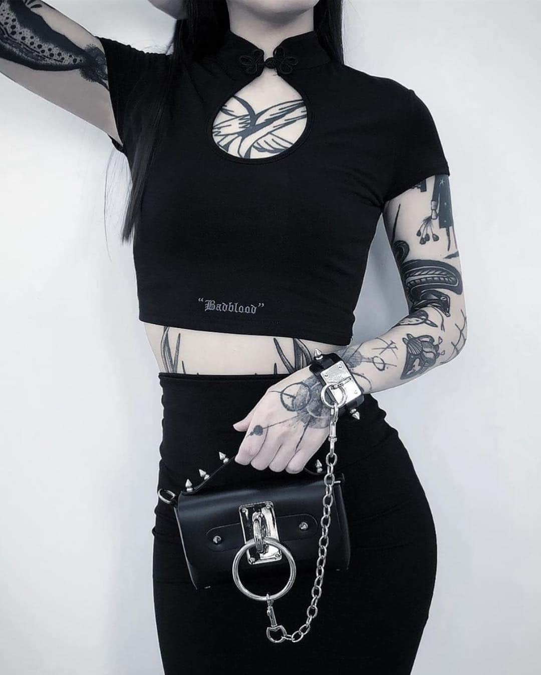 ZANA BAYNEさんのインスタグラム写真 - (ZANA BAYNEInstagram)「Accessories in ink & leather 🌹 @greemtattoo + Mini Choker Bag (Spiked)」7月2日 12時20分 - zanabayne
