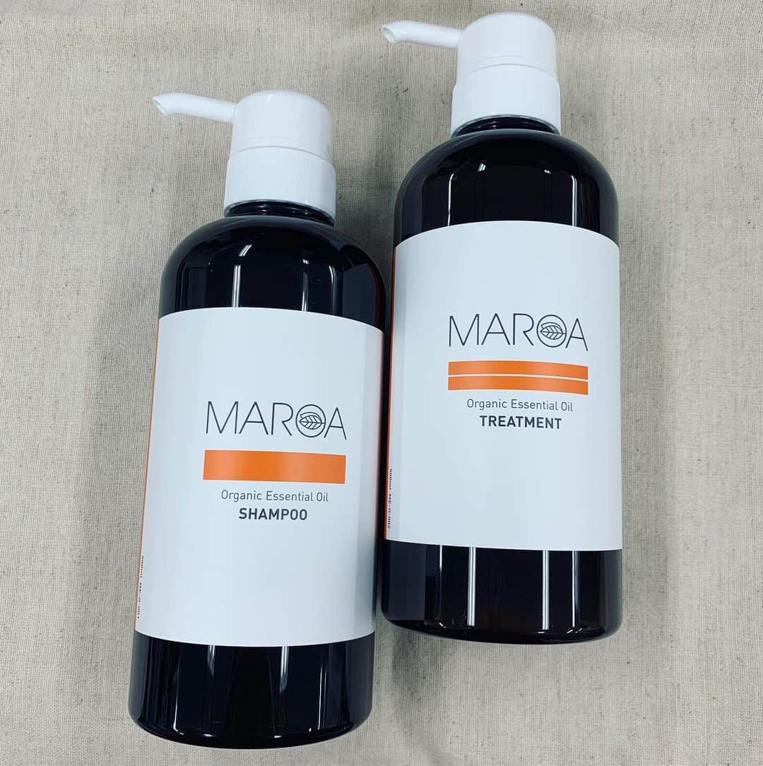 美的 Biteki's official Instagram! さんのインスタグラム写真 - (美的 Biteki's official Instagram! Instagram)「100%国産オーガニックの精油を贅沢に使った「MAROA」のナチュラルオイルシャンプー＆ナチュラルオイルトリートメント。フレッシュなオレンジ＆マンダリンの香りと、しっとりとした使用感がとても気持ち良くリラックスできるのでご紹介💙 .🍊. 「MAROA」は、モデルでありアロマテラピーアドバイザーの資格をもつ中林美和さんと、元モデルでデザイナーの佐藤えつこさんが立ち上げたスパブランド。100%国産の精油で調香されたシャンプーとトリートメントは、美容に強いこだわりをもつモデルさんの間でも評判なのだとか。 .🌿. さらに成分も97%植物由来の天然成分。血液循環を促すローズマリーエキス、コラーゲン産生促進作用を含むヨモギ葉エキス、抗シワ作用を含むセージ葉エキスなどなど、アンチエイジング成分がたっぷり配合されています♪ .🍊. オーガニックな香りで穏やかな気分になりながら、エイジングケアもできる「MAROA」のナチュラルオイルシャンプーとナチュラルオイルトリートメント、ぜひ試してみてくださいね。 .🌿. ★ナチュラルオイルシャンプー　500ml ￥3,600税抜 ★ナチュラルオイルトリートメント　500ml ￥3,600税抜 . #MAROA#中林美和#佐藤えつこ#スパ#シャンプー#トリートメント#ヘア#ヘアケア#髪#美髪#オーガニック#天然#自然#天然成分#アロマ#オレンジ#マンダリン#アロマテラピー#エイジングケア#美容#美的#bitekicom」7月2日 12時32分 - bitekicom
