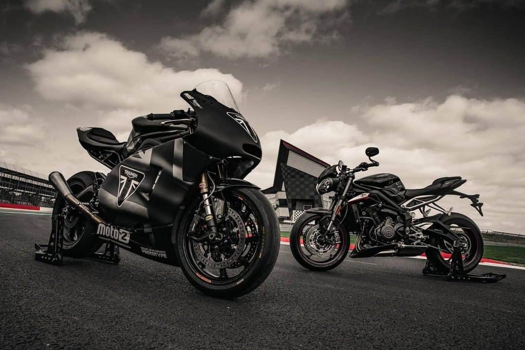 のインスタグラム：「『ロードスターフェア』開催　10月のMotoGPチケットが当たるチャンス！！ 2019年7月6日（土）～8月11日（日）までトライアンフMoto2™オフィシャルエンジンサプライヤー記念の特別企画としまして『ロードスターフェア』を開催します。 詳しくはプロフィールのURLからニュースへ - - - -#トライアンフ #トライアンフはかっこいい #バイク #ストリートトリプル #スピードトリプル #バイク好きな人と繋がりたい #バイクのある風景 #バイクが好きだ #バイク乗りと繋がりたい #理想のライドがそこにある」