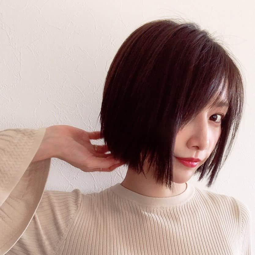 後藤真希さんのインスタグラム写真 - (後藤真希Instagram)「レイヤーをなくしてぱっつんめのボブヘアにしました💡深めのヴァイオレット系グレージュカラーが最近お気に入り。 #hairstyle  #hairchange  #ボブ #ヘアスタイル  #vicca  #まきメイク @vicca_hair  @vicca_nakazawa_yoshio」7月2日 12時27分 - goto_maki923