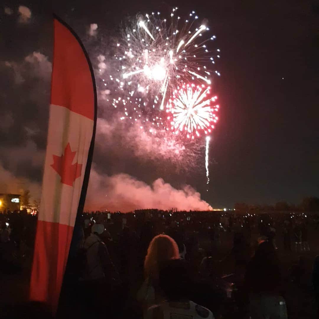 オリバー・フェルプスさんのインスタグラム写真 - (オリバー・フェルプスInstagram)「Happy Canada day all you Canadians out there. I had a nice time today joining in the festivities. Great fireworks eh?! #canadaday #canada」7月2日 12時40分 - oliver_phelps