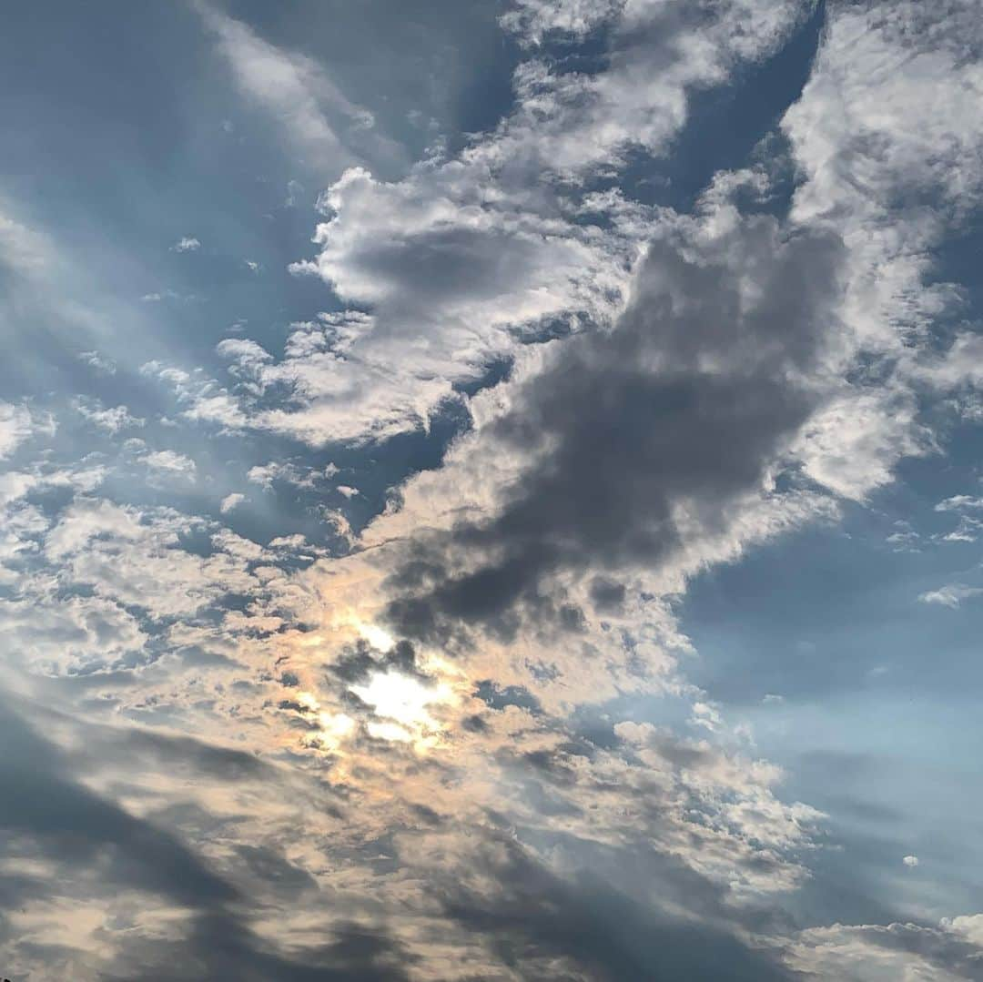 Yuka Mukaibayashiさんのインスタグラム写真 - (Yuka MukaibayashiInstagram)「空フェチな私 . 夕方のお空に引き込まれました＾＾ . . . 身体を整え、コリや疲れもホッと楽に お顔も身体もリフトアップ . ブログとホームページはこちら ご覧ください♪ . ✨esthe Ruang ブログ https://ameblo.jp/ruang-esthe . ✨esthe Ruang HP http://ruang.jimdo.com . #空 #エステるあん #大垣市 #タルミ #ほうれい線 #まぶたの下り #フェイシャル #プライベートサロン #完全予約制 #アンチエイジング #笑顔 #Ｏ2クラフト #ミレイ #高濃度酸素オイル #疲労回復 #小顔効果  #パワーレメディ #バランスリフト #肩こり #首こり #背中が重い #リフトアップ #女子力アップ  #むくみ #スッキリ」7月2日 12時33分 - ruang2013510