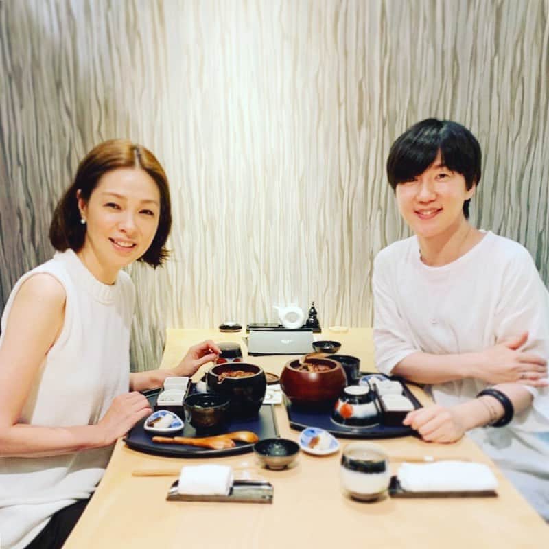 川原亜矢子のインスタグラム：「We had lunch nagoya's famous hitsumabushi ♪  名古屋名物櫃まぶし♪ #eel #delicious #jewelrydesigner @redoute_bijoux  #ayakokawahara #川原亜矢子」
