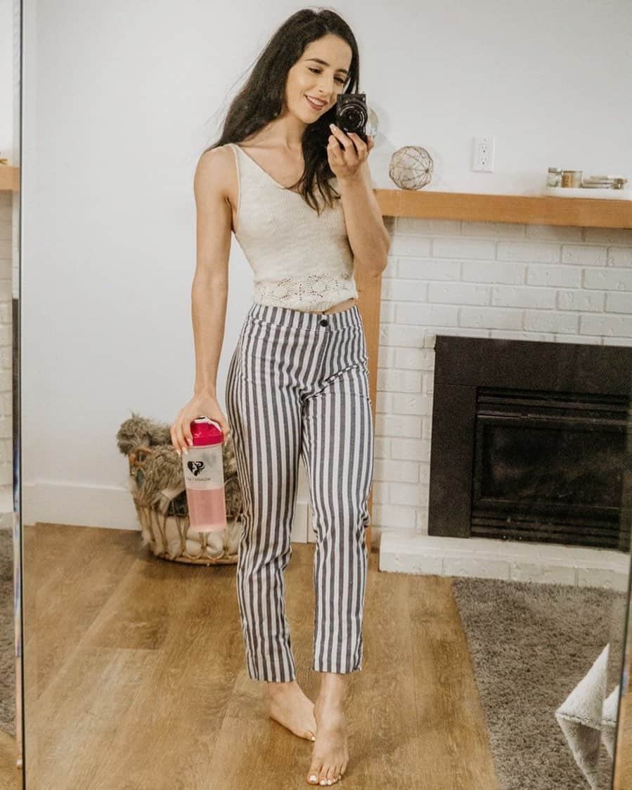Sarah Ramadanのインスタグラム：「I DID A THING TODAY!!! | @womensbest💋  I ran my first ever 7K!!! Which was actually an 8K!!! And my legs want to crawl away to plot to kill me!!!🤣😂 But(t) I’ve been really trying to up the ante on my athleticism, and to become a better rounded athlete! Super thankful to have @ryanhooseman supporting me in this goal. We’re both very motivated people and love feeding on each other’s charisma!💪🏼 My workout routine has also slightly changes! I’m weight training about 4 times a week, practicing my yoga (mainly restorative), and upping my running game! It’s so incredibly important for me to stay in touch with my body when my world gets busy. Easier said than done, but I find the mental pay off so darn worth it 💜🥰 #athleticismloading #fightforgrowth」