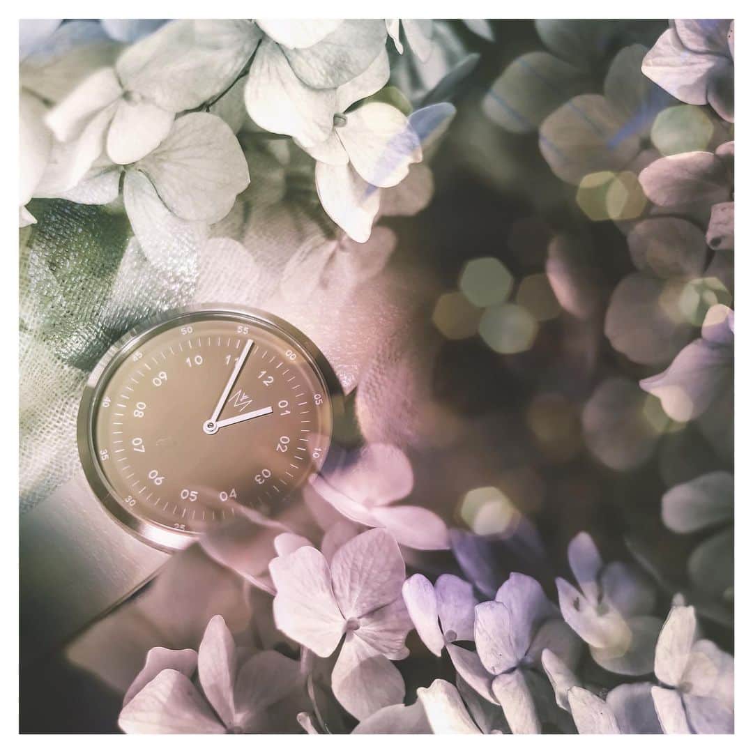 メグのん♡ A k i k oのインスタグラム：「♡MAVEN WATCHES . @mavenjapan 素敵な時計を提供いただきました。 #マベンウォッチズ のコンセプトは 「都会と自然」。 ミニマルで洗練されたデザインの中に どこか優しい風を感じるようなカラー。 . . 皆さまもぜひ♡ . . クーポンコード☞meg_and_non 10%OFFが適用されます♩ . . #マベン #時計 #腕時計 #mavenwatches ♡」