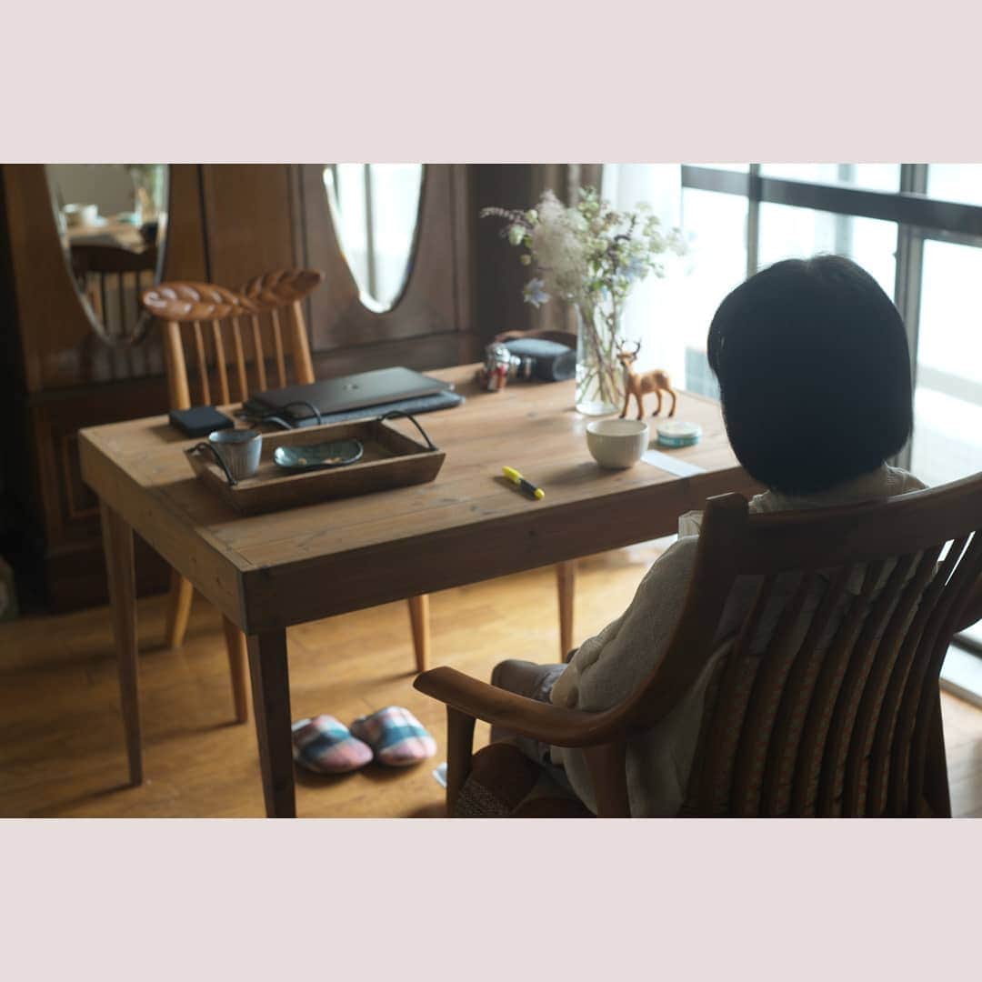 花澄さんのインスタグラム写真 - (花澄Instagram)「わたしはパソコン作業中。 カアチャンは・・寝ちゃった。  #leica#leicam10p#summarit#summarit50#summarit50mm#oldlens#ライカ#ライカm10p#ズマリット#ズマリット50mm#オールドレンズ#tokyo#japan#oldlens_tokyo」7月2日 12時38分 - textisan