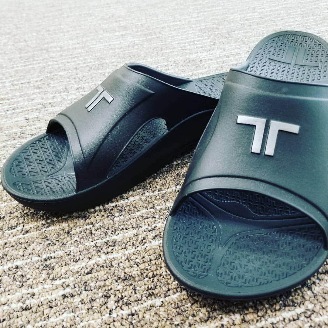 志賀光明のインスタグラム：「New🌺🌴🏖 . TELIC(テリック)さんより販売されている、最近話題の . リカバリーサンダル . 日頃の疲れや運動後の疲労回復を足下から回復させていくサンダルです！ . サンダルって足の裏が痛くなるから嫌なんだよねって人は是非履いてみてください！ 雲の上を歩いている感覚になりますよ️️️⛅️ . #telic #テリック #summer #サンダル #夏 #リカバリー #ボディメイク #ビーチ」