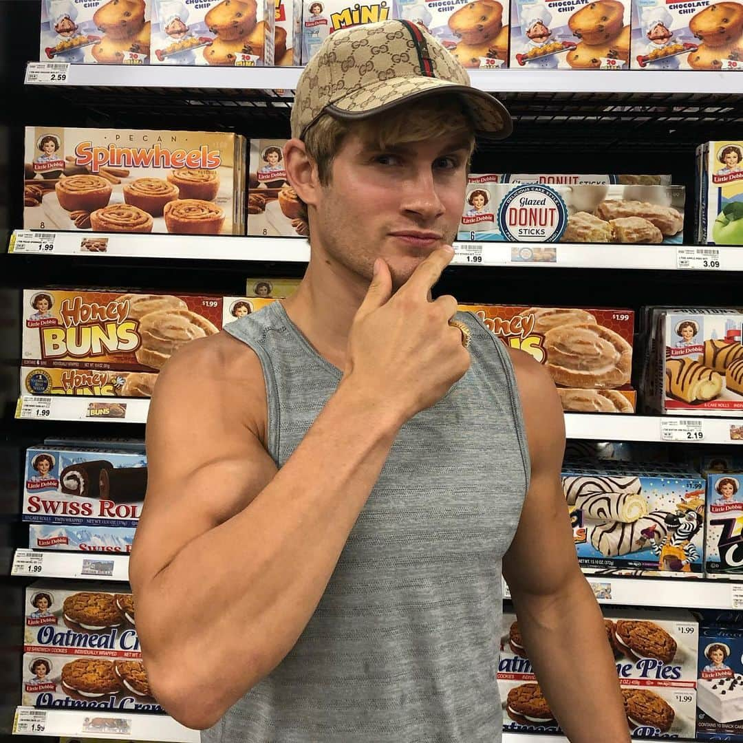 セージ・ノースカットさんのインスタグラム写真 - (セージ・ノースカットInstagram)「Which ones did I choose? #littledebbie」7月2日 12時46分 - supersagenorthcutt