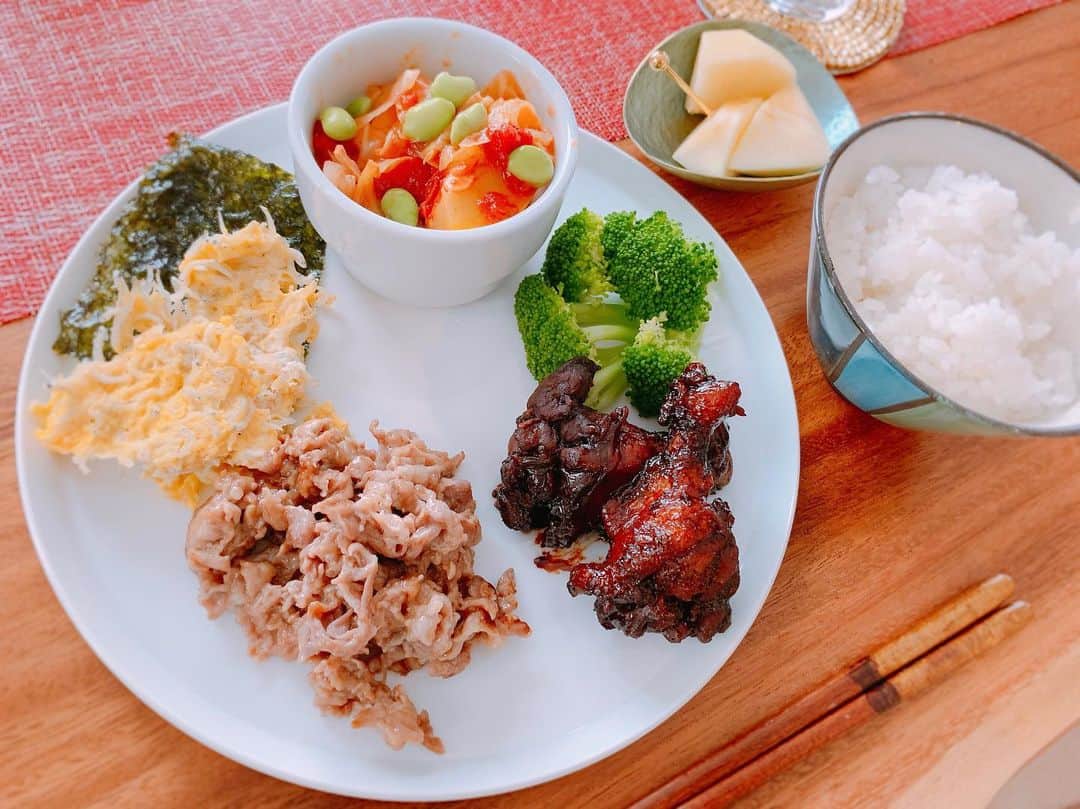 金子貴俊のインスタグラム：「妻お手製ランチプレート(^^) やっぱり美味しいなぁー♬ デザートに赤福とコーヒー。 至福の時間。」