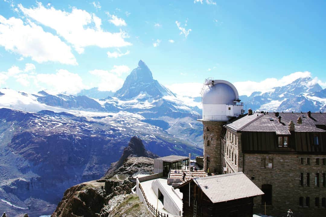 旅行比較サイト・トラベルコ 理想の旅を、いちばん安く。のインスタグラム：「蒸し暑い日が続く今日この頃。目にも涼しい、夏の #アルプス の風景をお届けします！(2018年7月撮影）  ここは #スイス、 #ツェルマット の #ゴルナーグラート展望台。スイスに数ある展望台の中でもここが随一の人気を誇る理由は、やはりその眺望のよさ。ツェルマットには4,000m超の高峰が29座も集中しているのですが、山々が展望台をぐるりと取り囲むように聳えているため表情豊かな稜線がどの角度からでも美しく撮れてしまう、絶好のフォトスポットなのです。  主役はもちろん名峰 #マッターホルン（4,478m）。展望台へはふもとのツェルマット駅から #ゴルナーグラート鉄道 で向かいます。ちなみに座席は、マッターホルンが見える日は進行方向向かって右側、見えない日は左側がおすすめです。 * * * あなたが訪れた旅先での写真に《 @travelko_chan 》《 #トラベルコ 》《 #travelko 》とタグ付けして投稿してみてください！こちらのアカウントで紹介させていただくかもしれません♪ * * * #switzerland #zermatt #gornergrat#matterhorn #europeanalps #inLOVEwithSWITZERLAND #travel#trip #sightseeing #旅行 #海外旅行 #フォトジェニック #旅行好きな人と繋がりたい #写真好きな人と繋がりたい#女子旅 #一人旅 #カメラ女子 #カメラ男子 #photooftheday #instatravel #travelgram #travelko #トラベルコ #トラベルコちゃん @myswitzerland @zermatt.matterhorn」