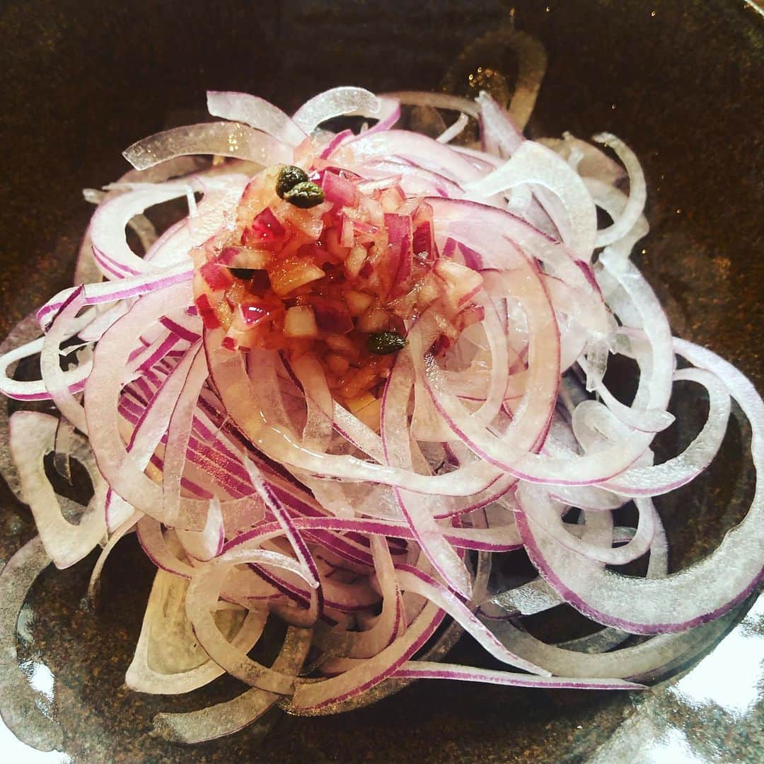 ひうらさとるのインスタグラム：「Sora農園のお野菜でランチ。赤たまねぎの余ったところでおろしニンニク、山椒醤油でドレッシングを作ってみたけど、昨日おかざき真里はんが言ってた米酢と米油で作ってみたらまろやかで風味豊かで美味しくなったー。パスタは山本ゆりさん方式のレンジで茹でるやつ。 SNSは生活を豊かにするねー。 #sora農園」