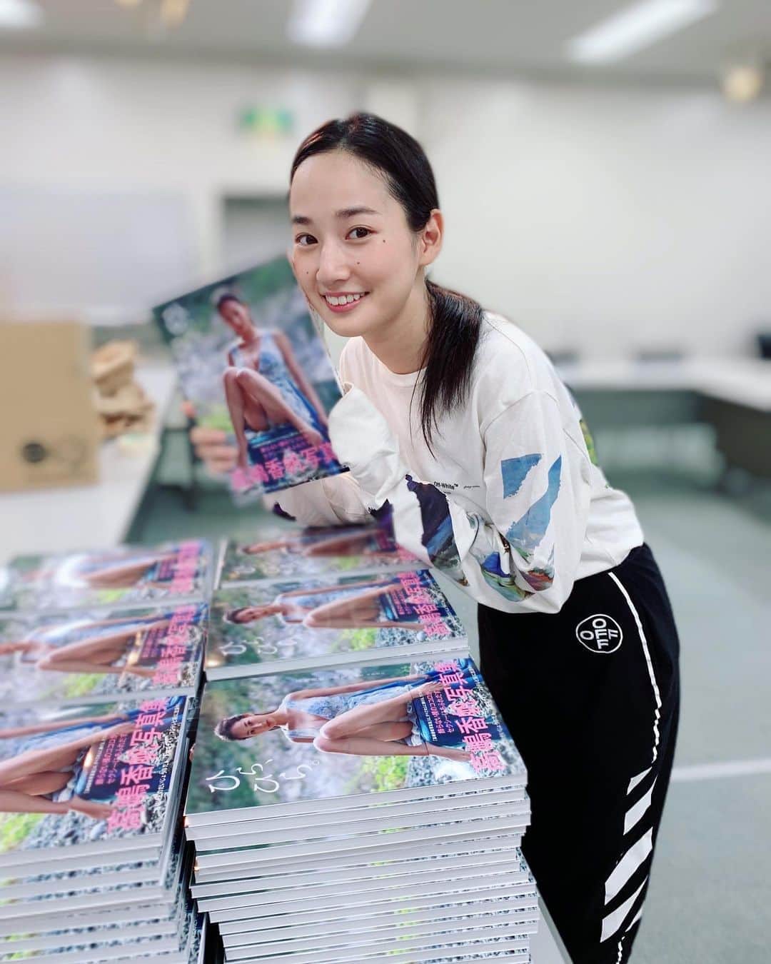 高嶋香帆のインスタグラム：「写真集サイン書きして参りました☺️💓 . 一冊一冊感謝の気持ちを込めて！！」