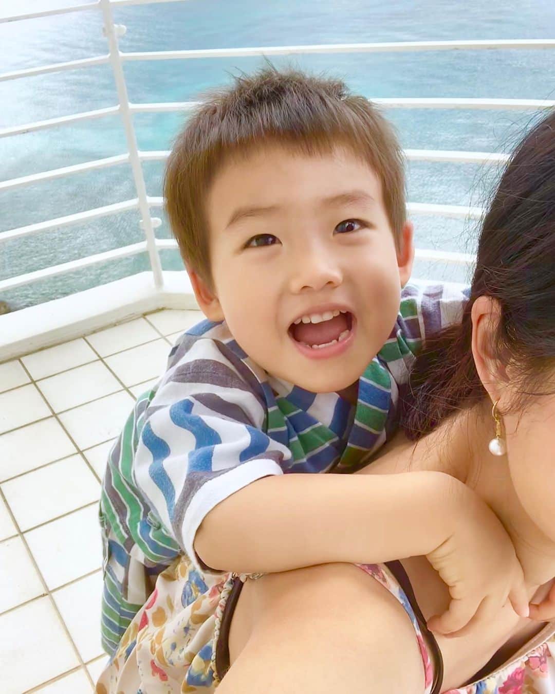 のインスタグラム：「パパ大好きな息子👨❤️（笑） 旅行行くとパパの方が遊んでくれるから、パパ！パパ！言って、あんまりママのところに来ない😂💦（笑） これも、上からパパが覗いてるから、パパに笑いかけてる😂💓（笑） まぁ、楽でいっか😂👏💓 パパ、ありがとう！（笑） ・ ・ ・  #海 #sea #summer #夏 #プール #pool #南国 #ママ #baby #ママ友募集 #赤ちゃんのいる生活 #ママサークル #ママイベント #ママ会 #都内ママ #ベビスタグラム #mamagirl #ベビフル #コドモダカラ #コドモノ #ママリ #親バカ部 #新米ママ東京部」