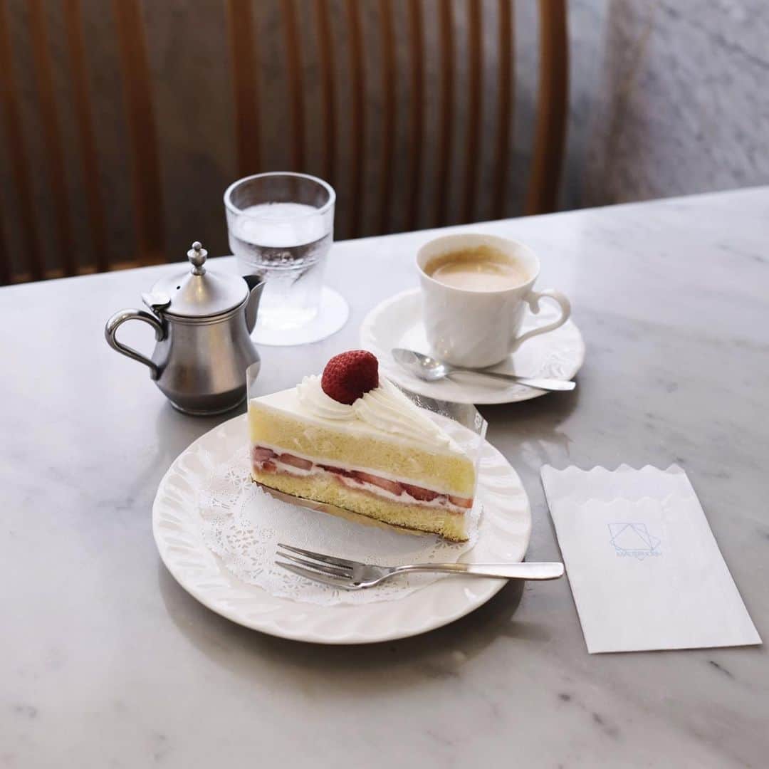 maggydaisyのインスタグラム：「_  シンプルなショートも良い。  さて、仕事に戻ろうっと。  #マッターホーン #ショートケーキ」