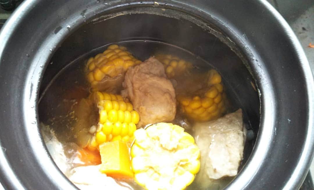 伊藤修子さんのインスタグラム写真 - (伊藤修子Instagram)「豚排骨とトウモロコシと人参2時間煮ていました。」7月2日 13時18分 - itoshuko