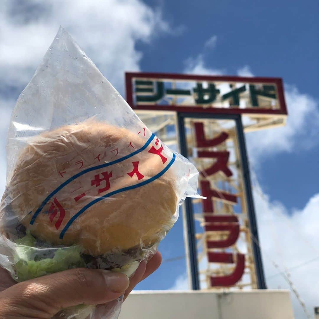 田中律子さんのインスタグラム写真 - (田中律子Instagram)「シーサイドドライブイン✨  テイクアウトのハンバーガーは250円🍔おやつにパクパク、たまにジャンクも食べたくなる😆ここに行ったら、名物のスープも絶対飲まないとね🤙何味なのか、分からないけど、なんだか飲みたくなる不思議なスープは、沖縄の人はみんな大好きソウルフード😍  #okinawa  #seasidedrivein  #沖縄のソウルフード  #何味か分からないスープ  #ジャンクフード」7月2日 13時26分 - ri2kotanaka