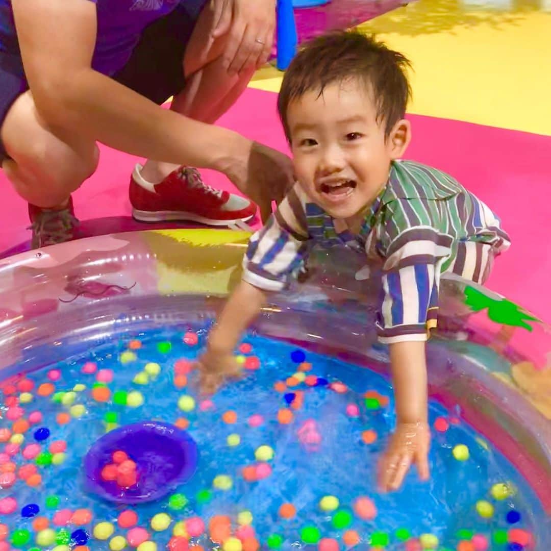 のインスタグラム：「レストランに付いてるキッズスペース✨ スーパーボールすくいと射的があったよ😊✨ 息子は水遊びしてたけど😂（笑） 話変わって、子供の甚平って可愛いよねー😍💕 @t.c.mama.p の夏祭りBBQ🍖も甚平着せて行こうかなー💓（笑） ・ ・ ・  #スーパーボールすくい #お祭り #祭り #summer #夏 #プール #pool #南国 #ママ #baby #ママ友募集 #赤ちゃんのいる生活 #ママサークル #ママイベント #ママ会 #都内ママ #ベビスタグラム #mamagirl #ベビフル #コドモダカラ #コドモノ #ママリ #親バカ部 #新米ママ東京部」