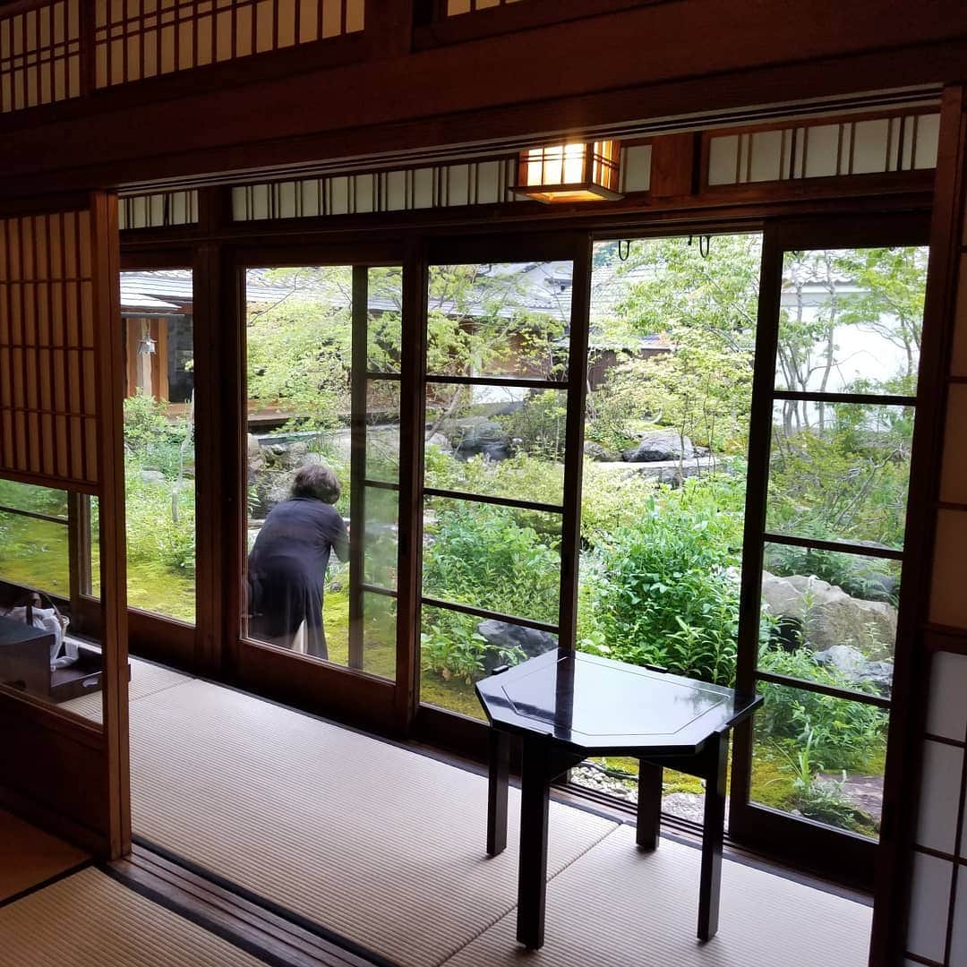 今堀恵理さんのインスタグラム写真 - (今堀恵理Instagram)「食べログ4.57の滋賀県にあるオーベルジュ。グルメな方々の中でもここがベストと言う方も多くいます  夏は鮎、冬は熊の料理で有名な「比良山荘」に行って来ました  この日は比良山荘の特別なお客様とご一緒だったので、夏の鮎も冬の熊とスッポン、うなぎ、鮒寿司、鯉、猪なども出ました  シャンパンはクリュッグのマグナムを開けて💕もう素晴らしかったです  女将さんも素敵な方でしたよ。 帰りに大将がご案内して下さり、蛍を見に行きました。川の音と蛍の光✴️自然の中の素敵な場所で癒されました。日本もいいなー  比良山荘の自然の中で、山や川からの天然の恵みを食べる幸せは、何より贅沢だと感じたし素晴らしいと思います 最近の私に無かった物かも？改めて思ったなっ  私のコーデ ワンピース　Vanity バッグ　HERMES 時計　FRANCK MULLER ブレスレット　@angelpeach__official  #自然　#川のせせらぎ　#癒し　#予約困難 #滋賀県　#比良山荘　 #蛍　#angelpeach  #angelpeach_carbon_diamond #aaaaaキュービック 　#今堀恵理　#グルメ記録　#熊鍋　#天然鮎　#スッポン」7月2日 13時42分 - eriimahori