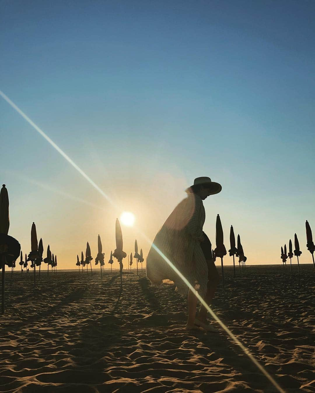 白澤貴子さんのインスタグラム写真 - (白澤貴子Instagram)「I'm in Deauville.  夜21時。ドーヴィルの浜辺でお散歩。  持ってきた服の中で最もこの地にフィットしたのはモロッコで作られたビッグシルエットのシャツワンピ。  フランスとモロッコって本当に相性が良いな🤔  それにしても、天気予報を見て雨と寒さをどう凌ぐか悩んでいたのに、思いのほかピーカンで陽射しが強く、昼間はギブアップ状態。  やっぱり夏の浜辺は朝焼けか夕焼けくらいの時間が好き🏖  #白澤とパリ番外編 #白澤とノルマンディ #ドーヴィル」7月2日 13時39分 - takakoshirasawa