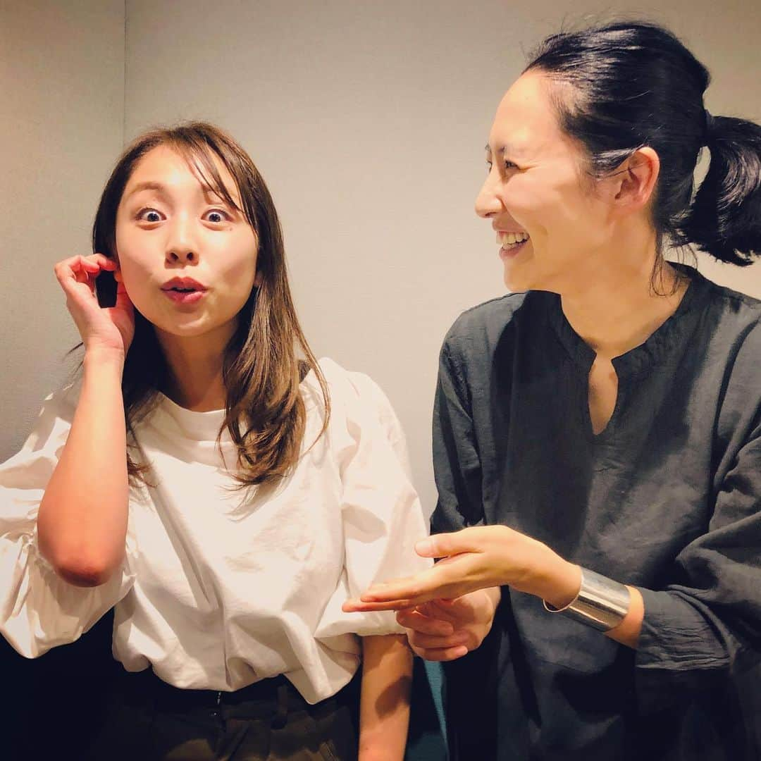 鈴木あきえさんのインスタグラム写真 - (鈴木あきえInstagram)「今日は ラジオの収録へ😊  #bayfm 『TOKYO GAS Curious HAMAJI』 さんに お邪魔させていただきました😊💕 パーソナリティの 浜島直子さんと💗 @hamaji_0912  もうっ❣️ 浜島さんなんてステキなお人柄🥰  ハッピーで やわらかさも、あたたかさももってらっしゃる🌈💗 このお仕事をしてると、  こういう人になりたいなぁとか、  自分にはない素敵なものをたくさんもってらっしゃる方に 出逢えるので とても嬉しい🥰❤️ 写真の 私たちの爆笑の様子は ぜひ オンエアで☺️💕 同じ男の子ママでもある浜島さん✨  出産、子育て、私生活のことなど たくさんお話させていただきました😊  7/6（土）,7/13（土） 11:00〜11:48  2週にわたって お邪魔させていただきます💕 ✱ ✱ #キュリオスハマジ #絵本も出されてる浜島さん💕 #ねぶしろ #いただいちゃいました📙 #嬉しい🥰 #早速息子と読もうっと😊💕」7月2日 13時43分 - akiesuzuki0312