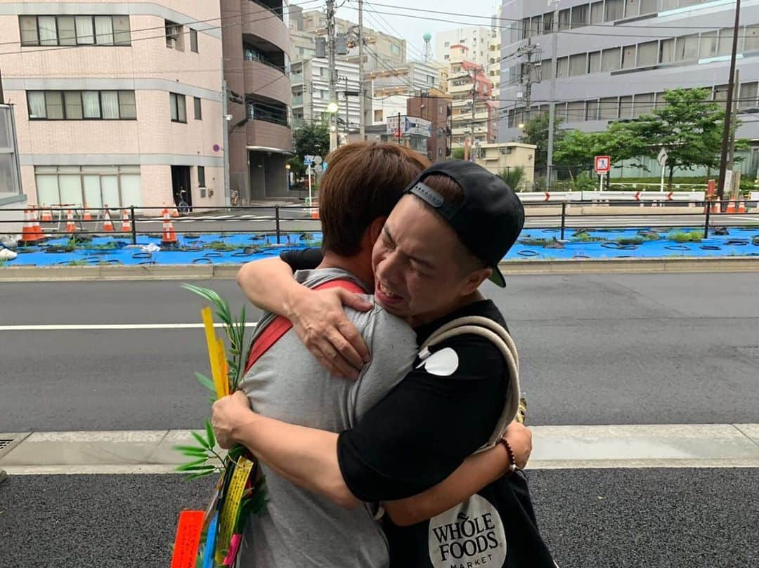 ロッシーさんのインスタグラム写真 - (ロッシーInstagram)「ギンナナ菊池くんの送別会！ 最高の日  みんなで菊池を囲んでワイワイ！ 短冊に、みんなの想いを詰め込んだ笹と、 地元東北山形を忘れないように、コケシ！に、滑舌亭一門を刻み、(字間違ってる滑活亭になってる)をプレゼントして、 6月29日が、誕生日だったから、豆腐ケーキ！と、ワイワイな送別会！ しかし、旅立つ菊池からの、逆サプライズ！ メンバー1人1人にあったプレゼント！ ありがとう！菊池の事を忘れないよ！ 本当最高な日になりました。  #滑舌亭一門会  #シベリア文太 (滑舌亭 玉村光彦) #ロンドンブーツ1号2号田村亮(滑舌亭老若男女) #ギンナナ金成 (滑舌亭 たのんだぞ！) #ギンナナキ菊池(滑舌亭元気) #ガリットチュウ熊谷 (滑舌亭 ニセ札作り) #ニブンノゴ宮地 (滑舌亭 口元が、、、) #バッドボーイズ清人(滑舌亭ウーハー) #poisongirlband吉田(滑舌亭OL) #麒麟田村(滑舌亭うんこのオバケ) 作家  柳。田口。佐藤。 そして、伊部。川口。 #野性爆弾ロッシー (滑舌亭 あんちゃん) ゲスト #芦澤和哉  菊池と、しばらく一緒にいれないから、一緒に入れる最後を朝までたのしんだよ！なみだ涙。。 ハワイに行っても、持ち前の明るさとユニークさで、頑張ってね！ ありがとう！ みんなを、忘れないでね！ #ギンナナ #ぺぃーんす！ #野性爆弾 #ロッシー #より。 #ロシ写真」7月2日 14時08分 - yaseibakudan_rossy