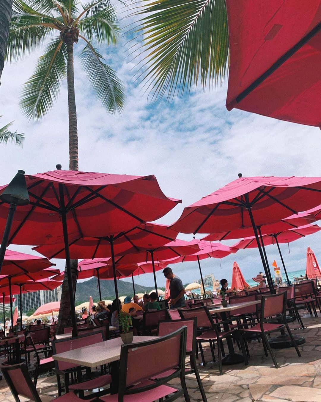 sayocoのインスタグラム：「ハワイへ行く前から絶対行きたいと思っていた Royal Hawaiian Hotelの＂Mai Tai Bar＂🍸💗 ・ ・ ピンクが可愛いお店でピンクのビール🍺💓 料理も全部美味しかった〜〜🍕🥑 ・ ・ #hawaii#waikikibeach#royalhawaiianhotel#maitaibar#pinkbeer#sayo_trip」